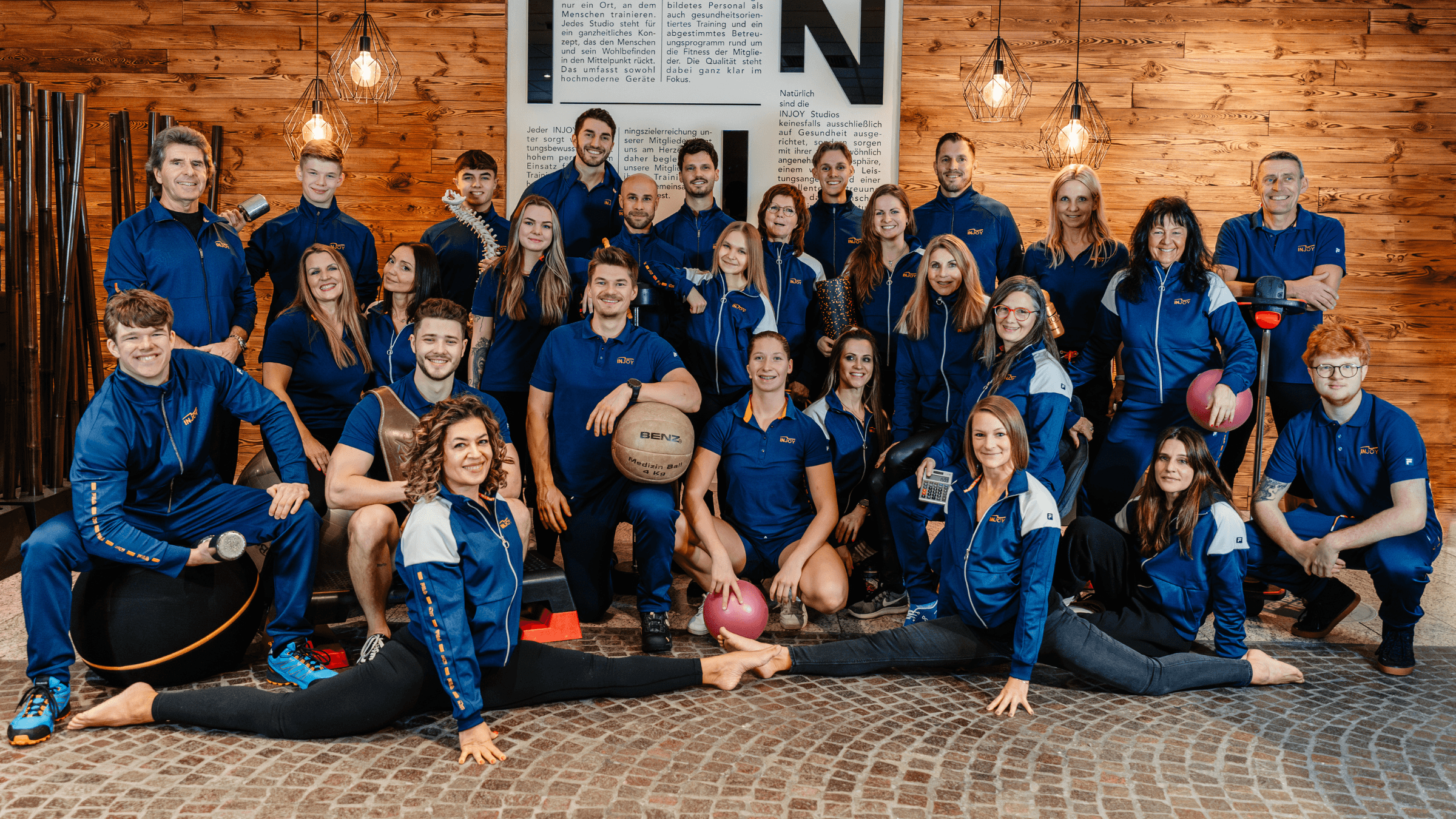 Gruppenfoto vom Team im INJOY Fitnessstudio Kempten