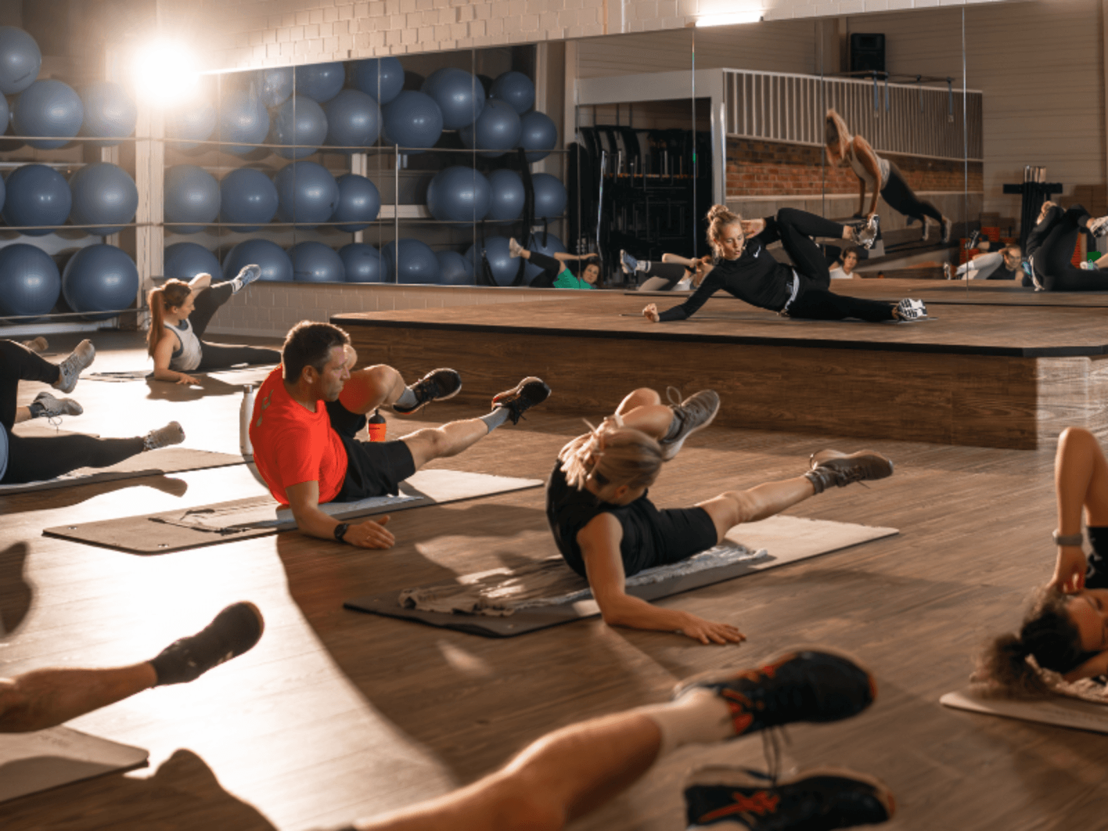 Mitglieder des INJOY Lohne Fitnessstudios beim Gruppentraining.