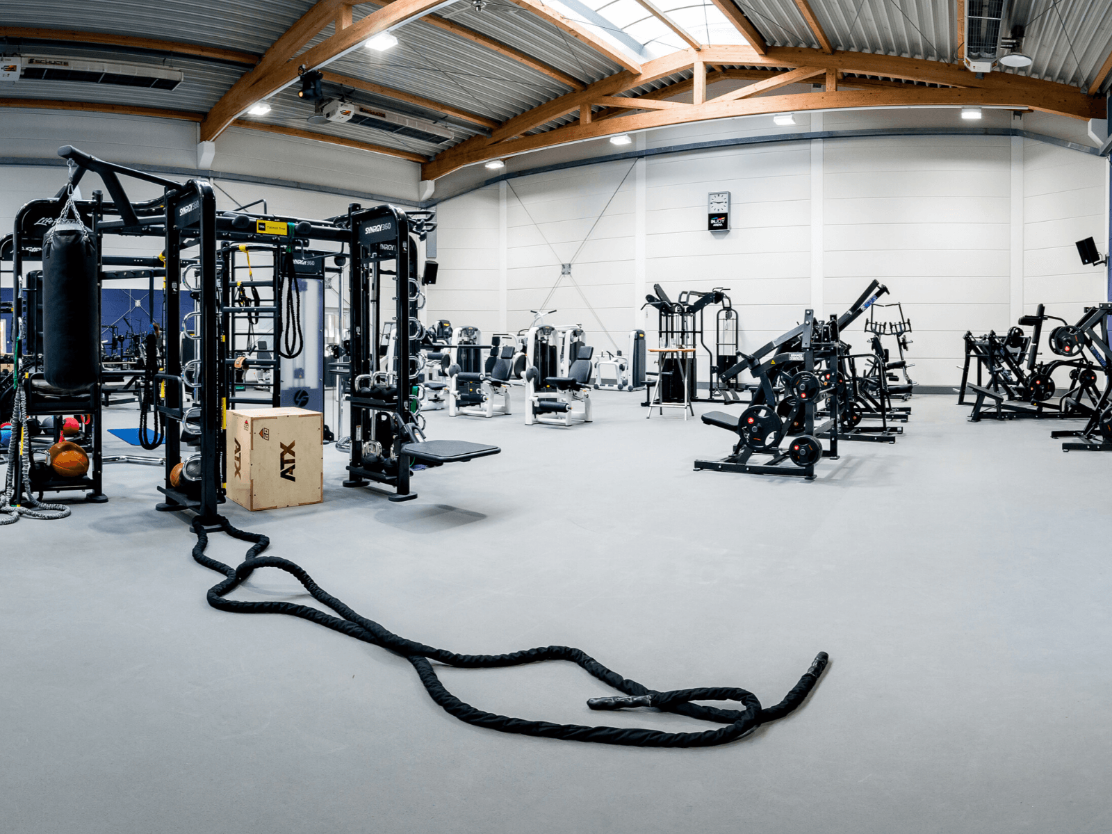 Ein großer Raum mit Freihantelgeräten im INJOY Fitnessstudio Rudolstadt