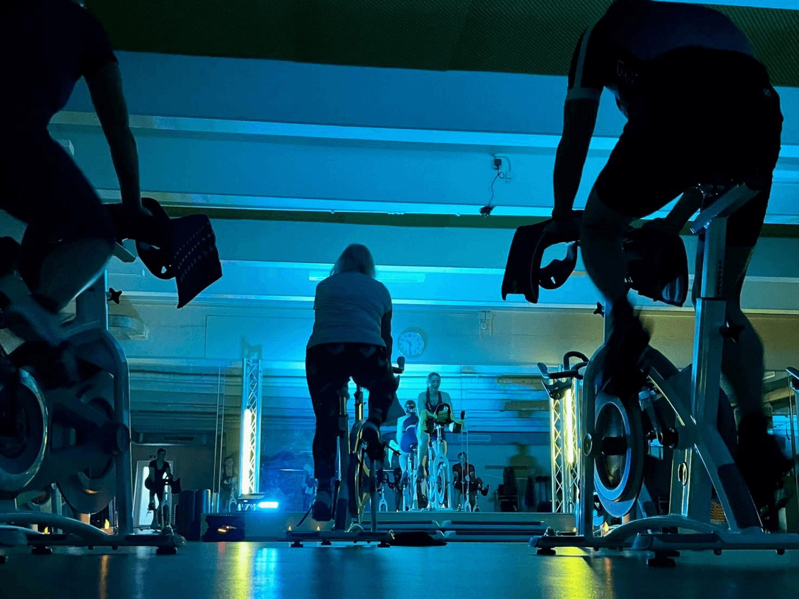 Ein Gruppe von INJOY Mitgliedern nimmt Teil an einem Fitnesskurs im INJOY Fitnessstudio Waldkraiburg.