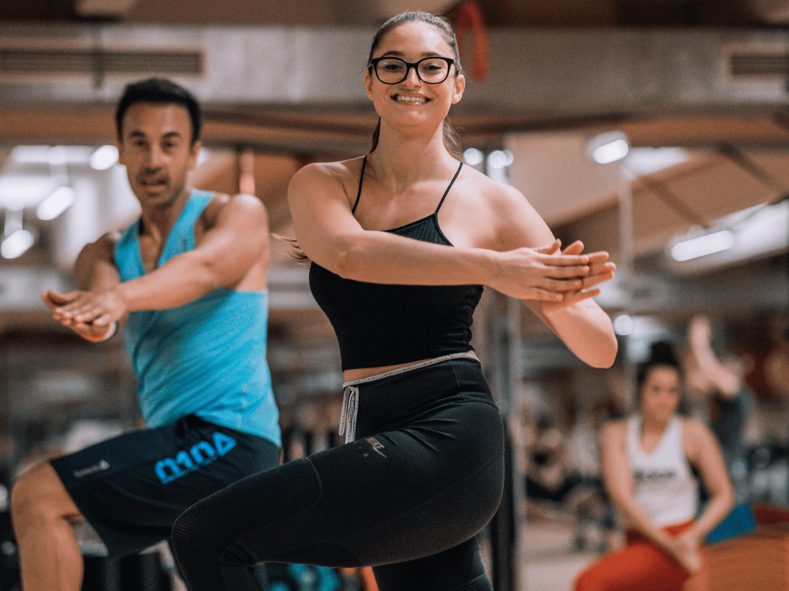 Ein Gruppe von INJOY Mitgliedern nimmt Teil an einem Fitnesskurs im INJOY Fitnessstudio Waldkraiburg.