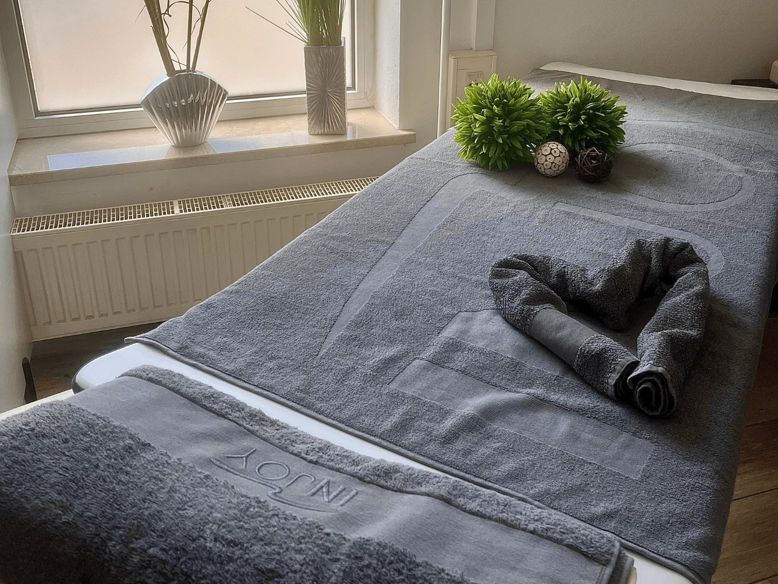 Dekorierte Massageliege im INJOY Fitnessstudio Neuötting