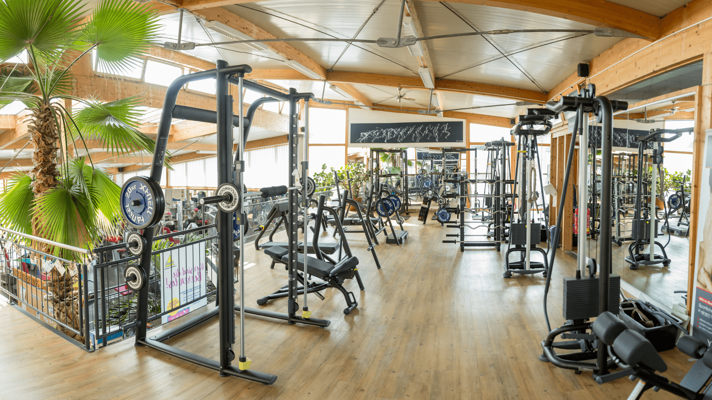Trainingsfläche mit Langhantel-Gerät im INJOY Fitnessstudio Königsbrunn