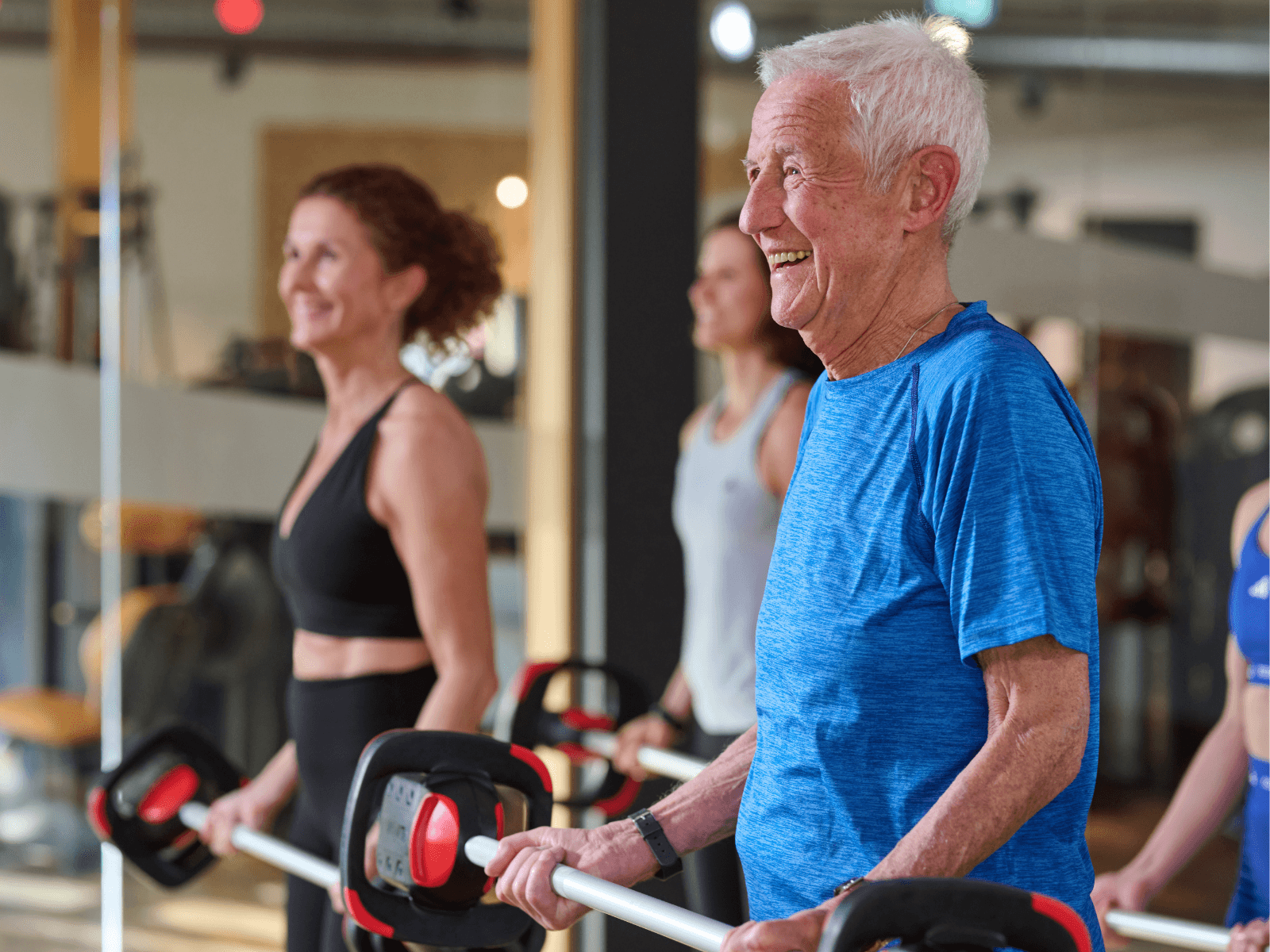 Ein Bild eines INJOY Gruppenkurses, welches im modernen Kursraum des INJOY Fitnessstudios aufgenommen wurde.