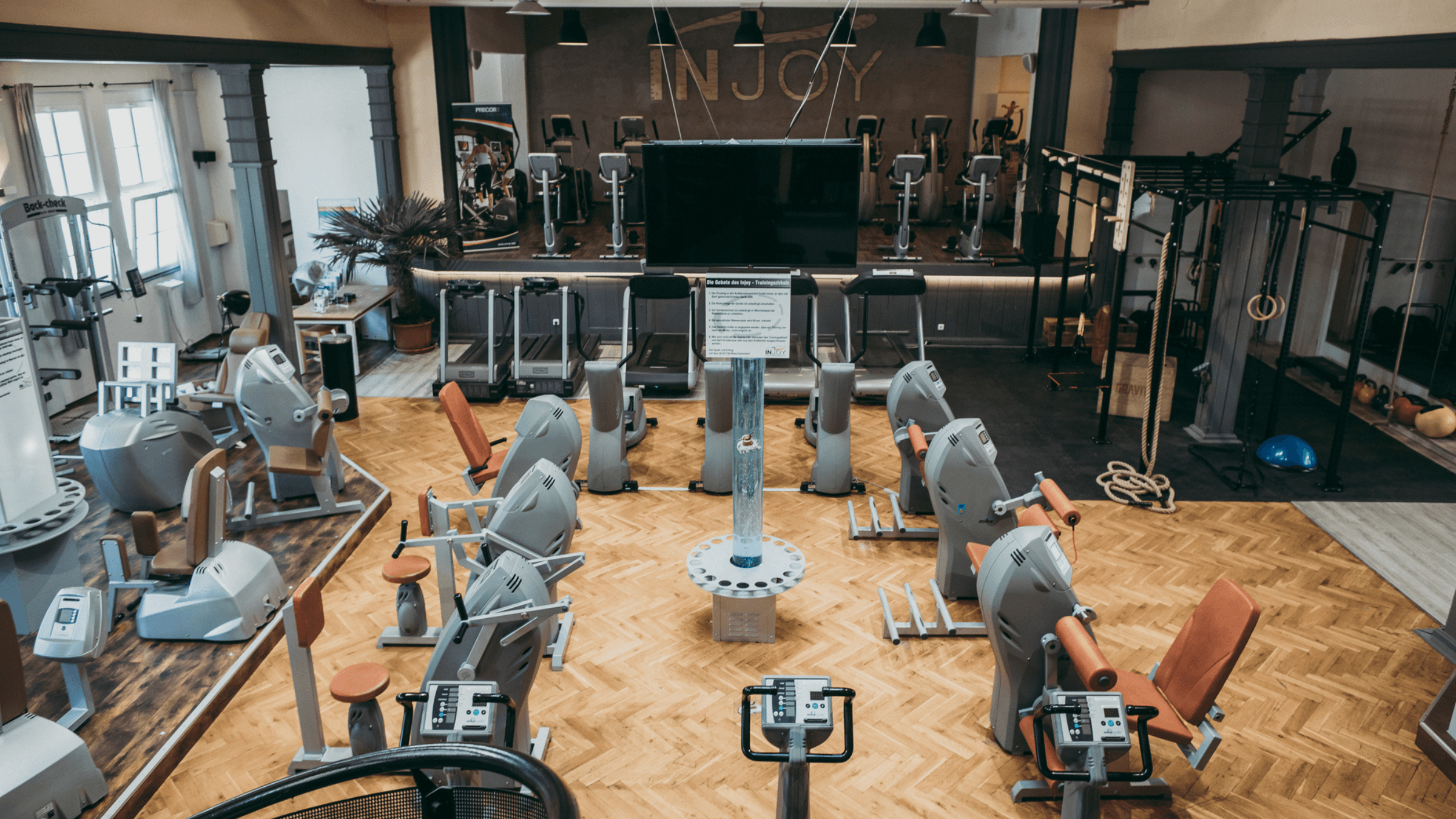 Die Trainingsfläche des INJOY Fitnessstudios in Syrau von oben.