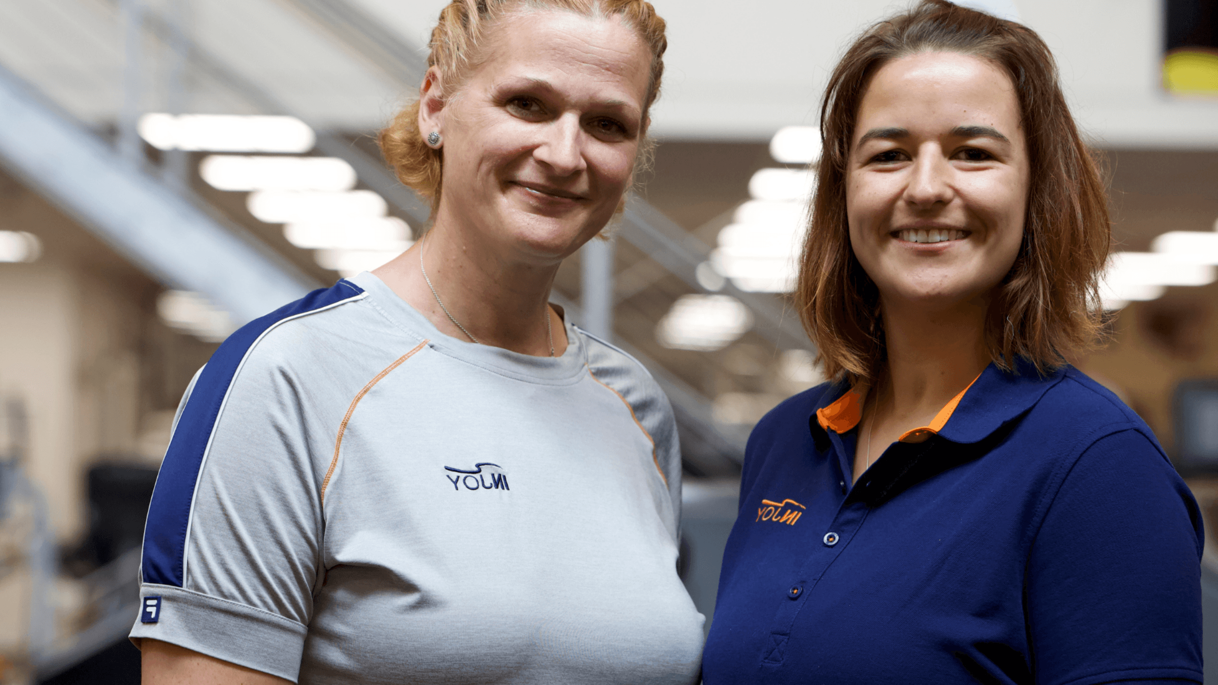 Zwei Frauen schauen lächelnd in die Kamera im INJOY Fitnessstudio Dorsten.
