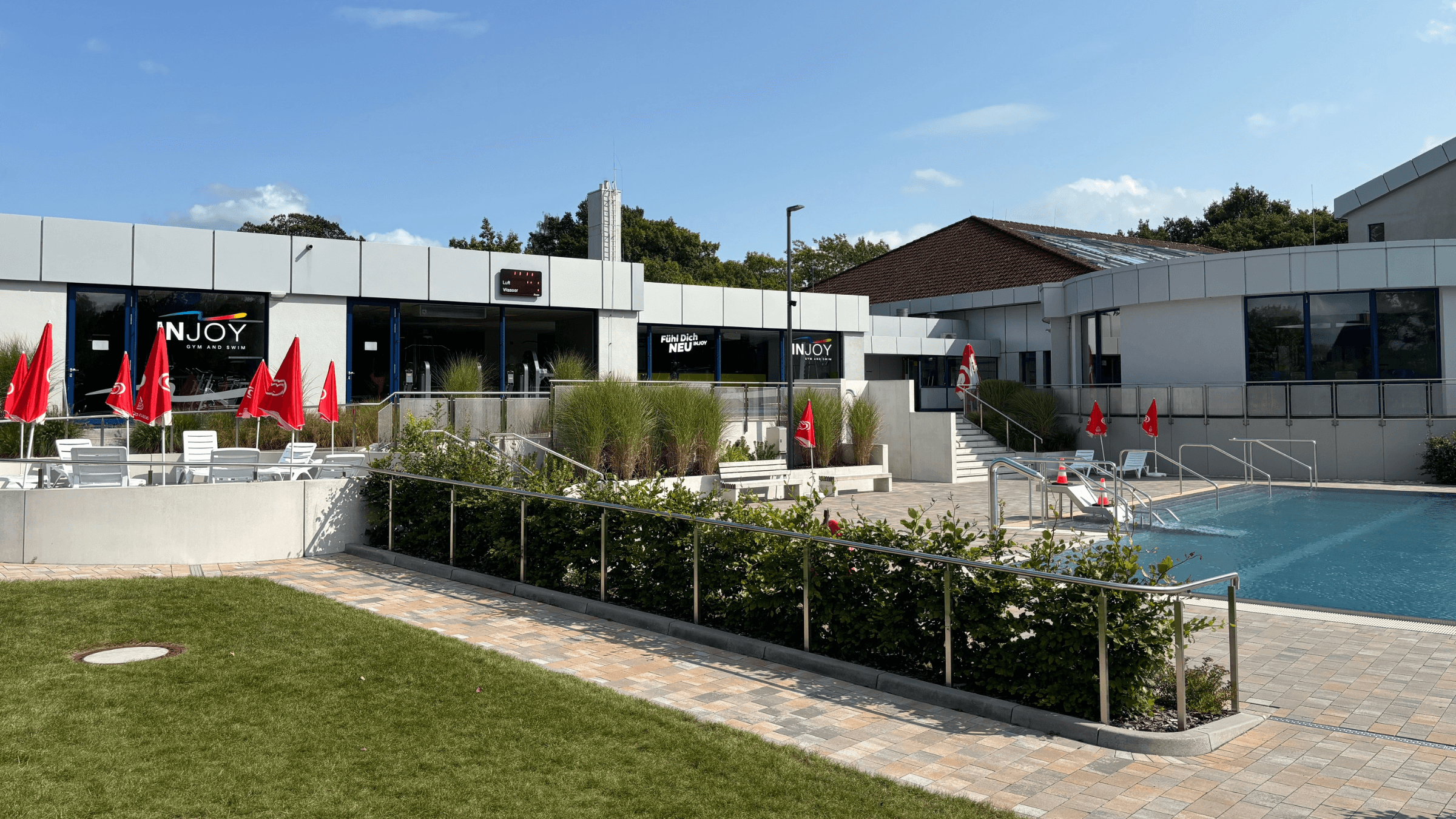 Eine Außenaufnahme des INJOY Gym and Swim Fitnessstudios Bremervörde. Zu sehen ist das Außenschwimmbecken.