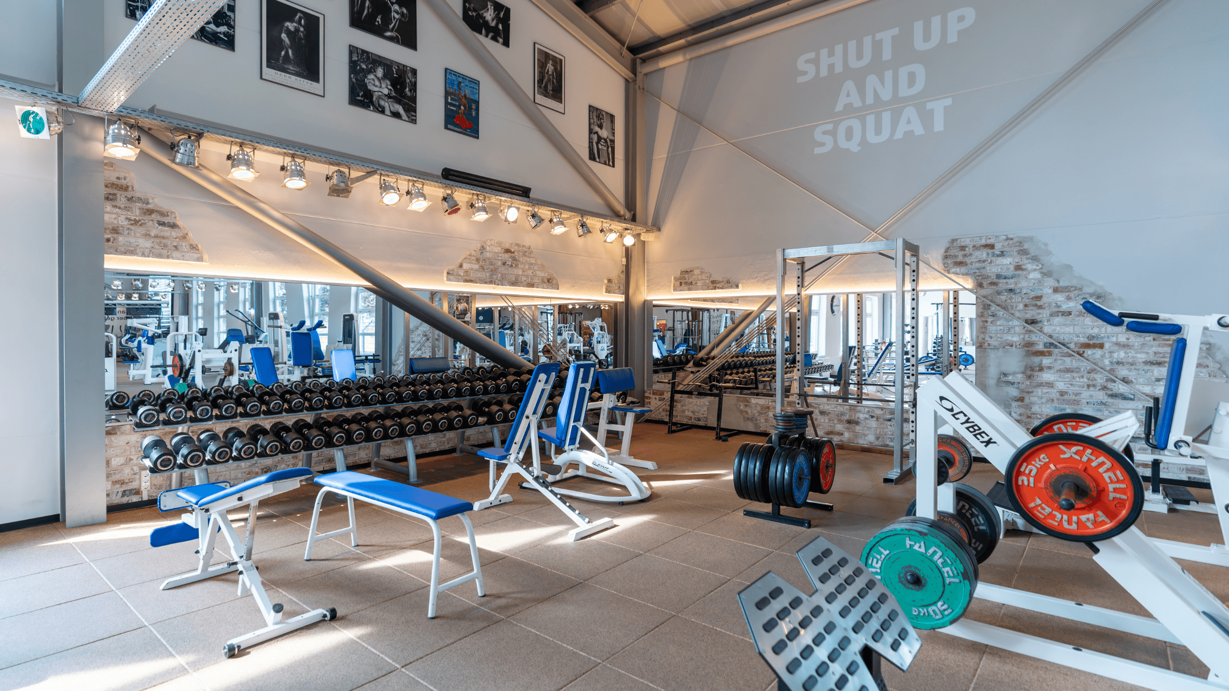 Der Freihantelbereich im INJOY Fitnessstudio Berlin Steglitz.