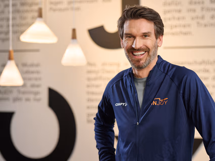 Ein INJOY Trainer betreut ein INJOY Mitglied im INJOY Fitnessstudio Lüdenscheid.