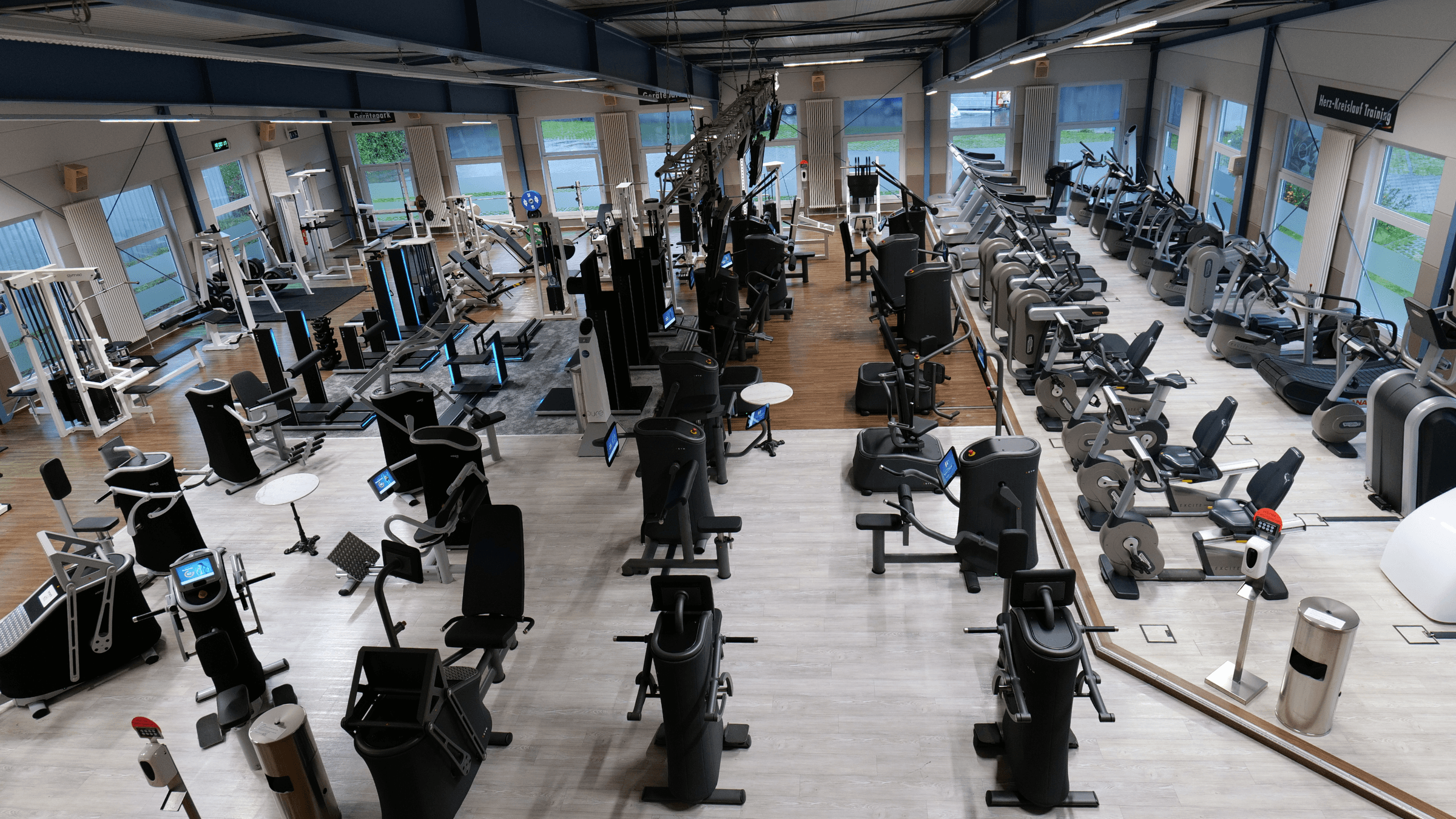 Ein Überblick der Trainingsfläche des INJOY Fitnessstudios Schifferstadt.