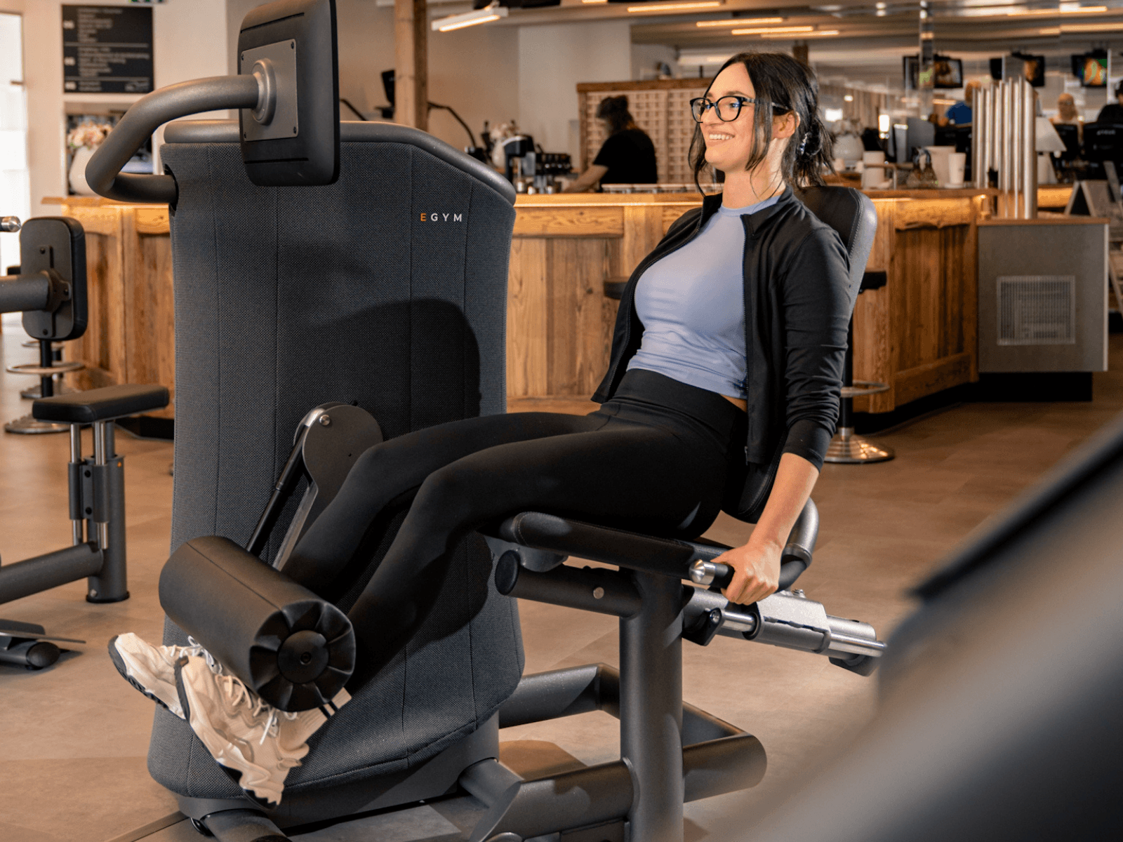 Ein weibliches INJOY Mitglied trainiert am elektronischen Trainingszirkel im INJOY Fitnessstudio Waldkraiburg.