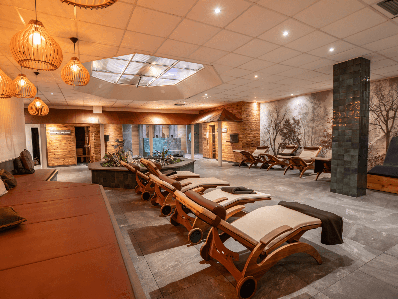Eine Aufnahme des modernen Sauna- und Wellnessbereichs im INJOY Fitnessstudio Kempten.