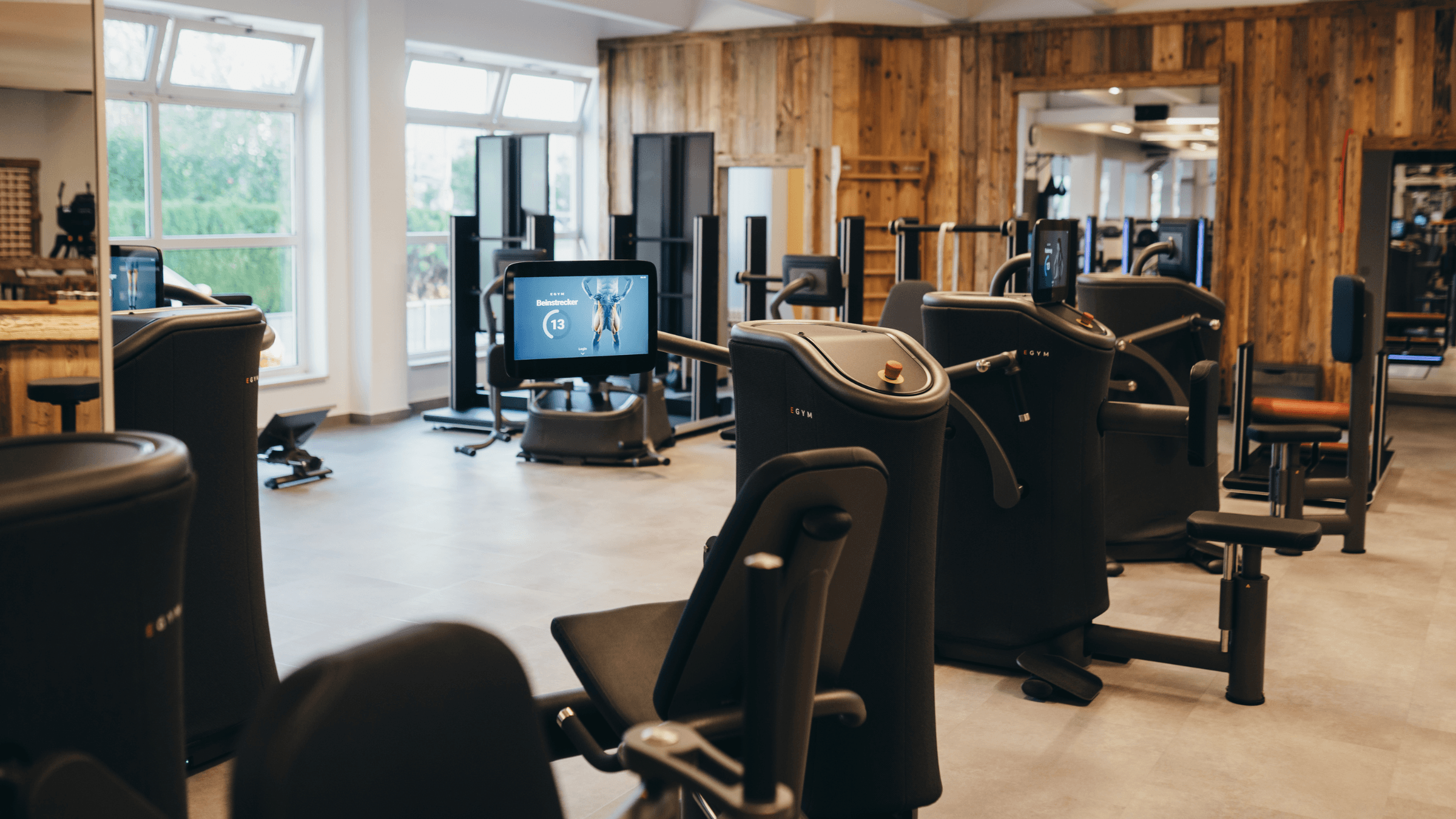 Eine Innenaufnahme des INJOY Fitnessstudios in Waldkraiburg zeigt den Elektronischen EGYM Zirkel.