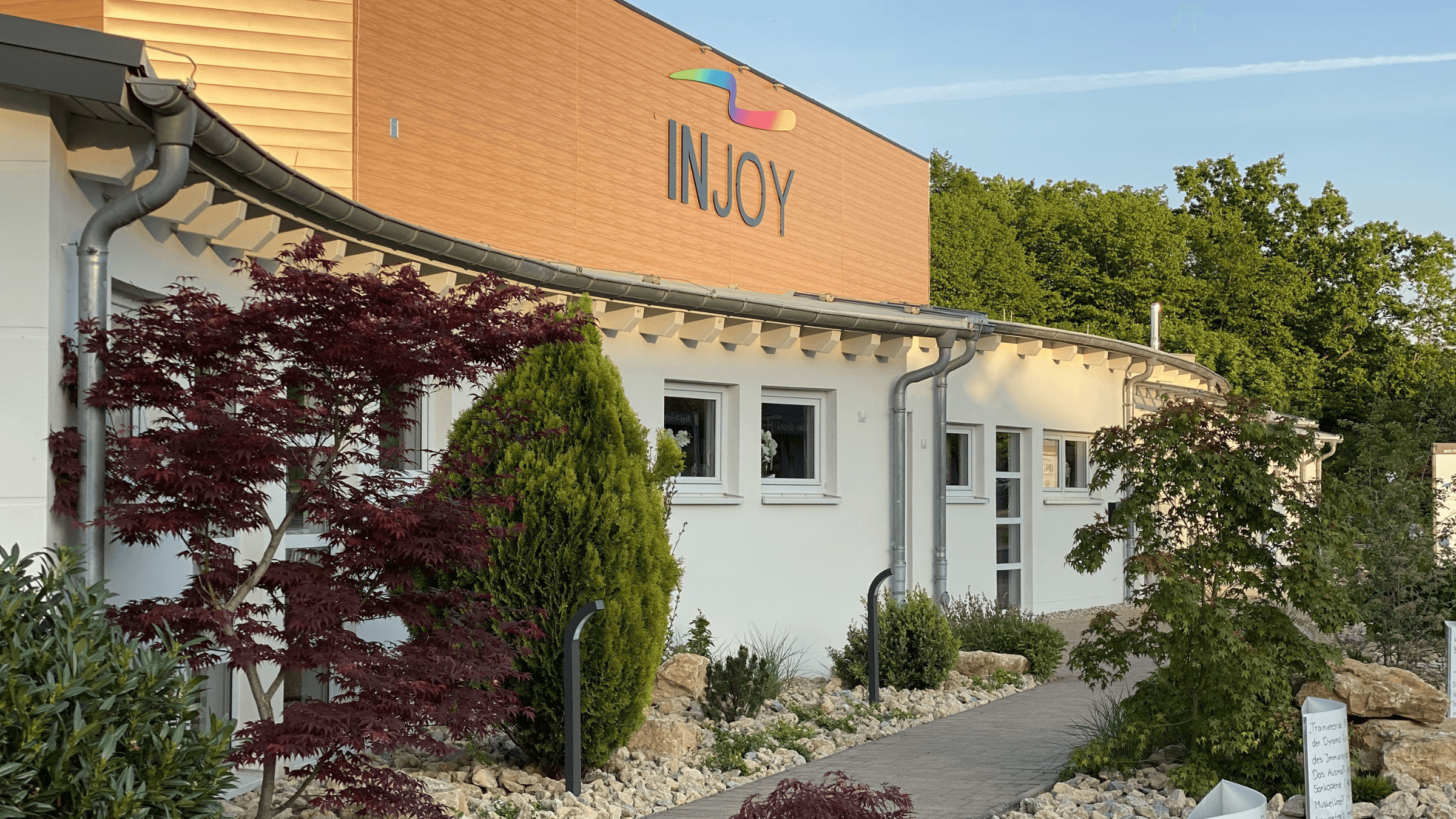 Eingang und Außenansicht der INJOY Fitnessstudios Rudolstadt