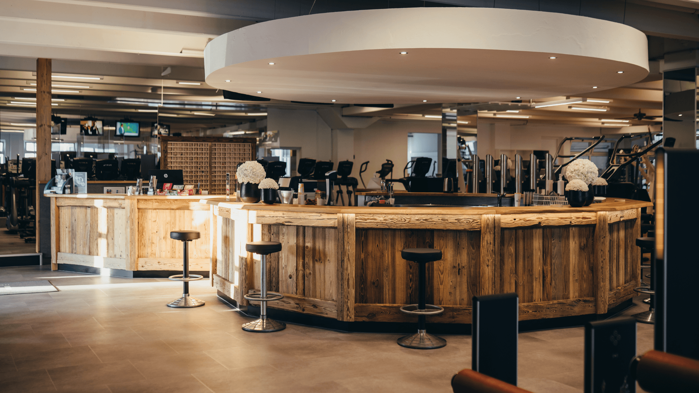 Die Theke des renovierten INJOY Fitnessstudios in Waldkraiburg.