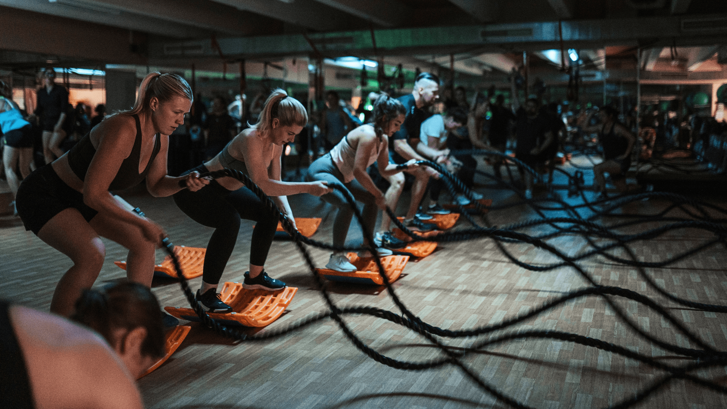 INJOY Mitglieder nehmen an einem Kurs im INJOY Fitnessstudio Waldkraiburg teil.
