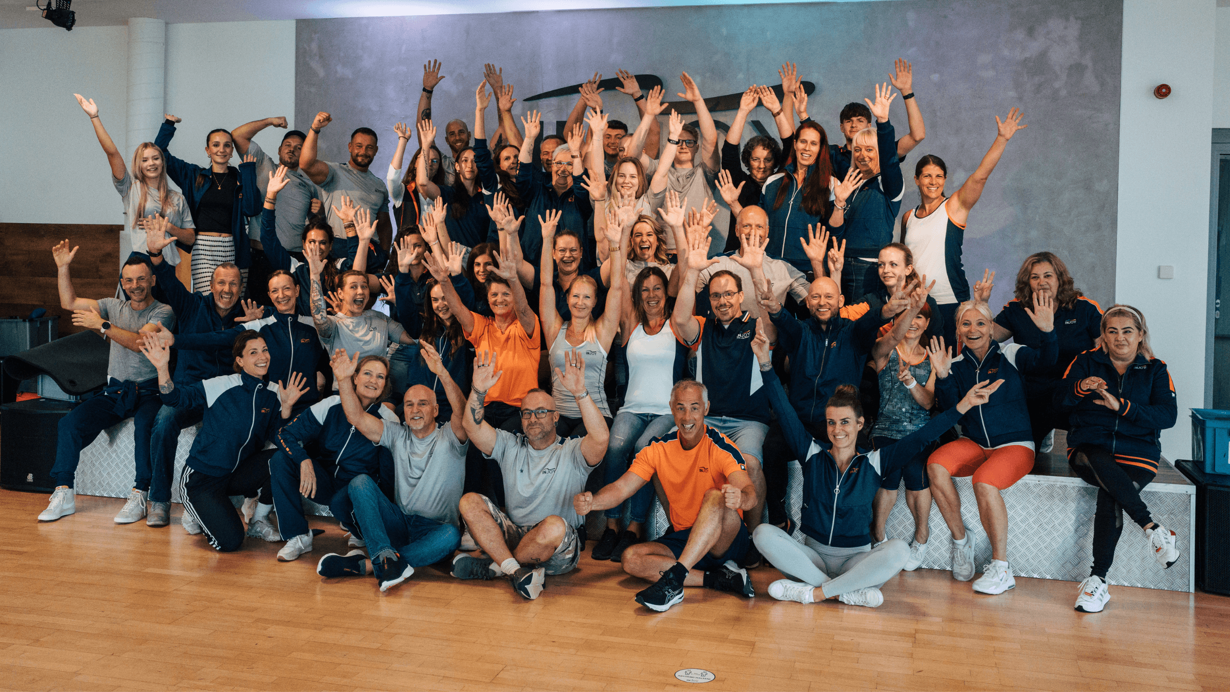 Ein Gruppenbild im INJOY Fitnessstudio Wolfsburg.