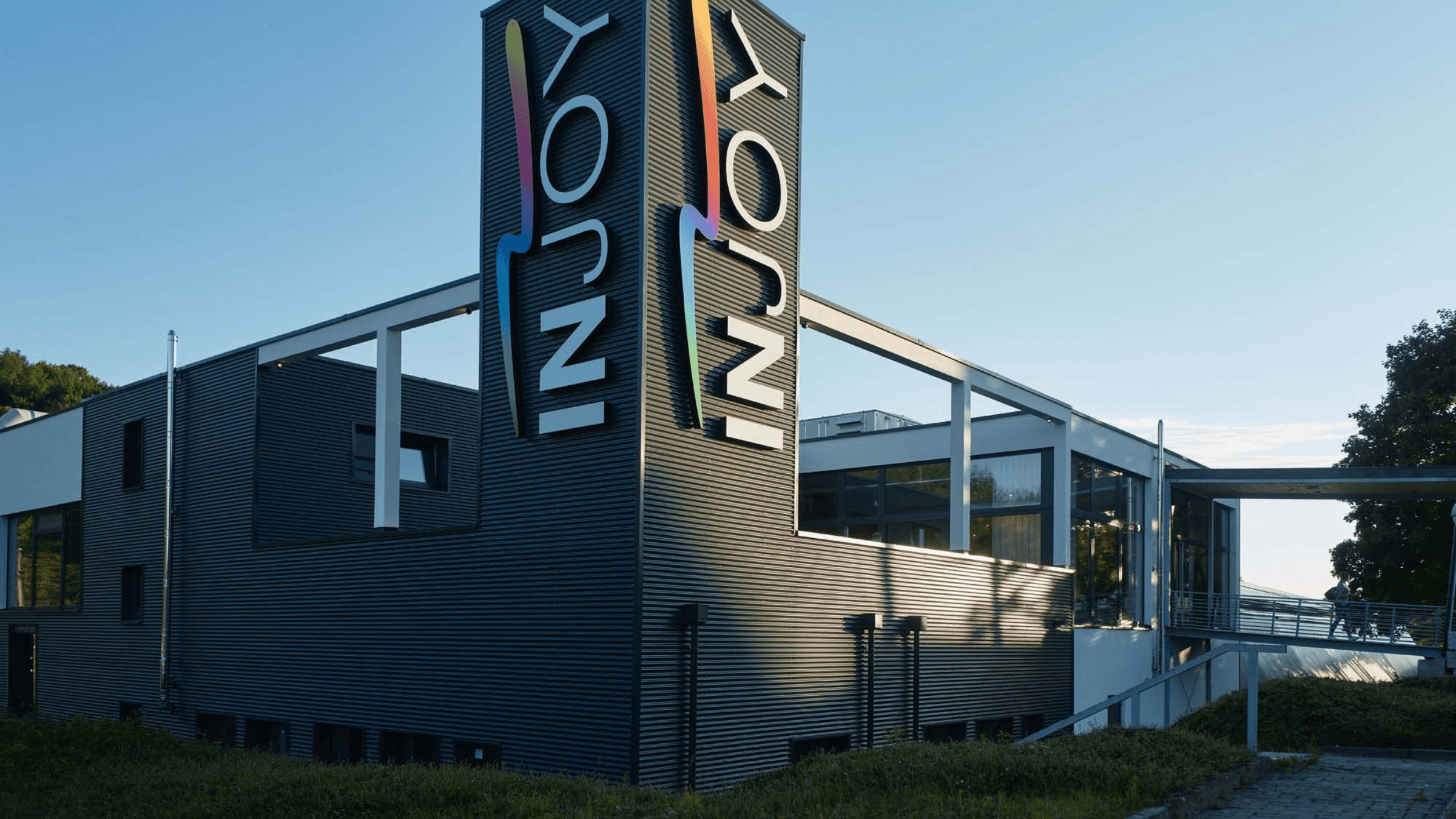 Das INJOY Fitnessstudio in Stockach von außen.