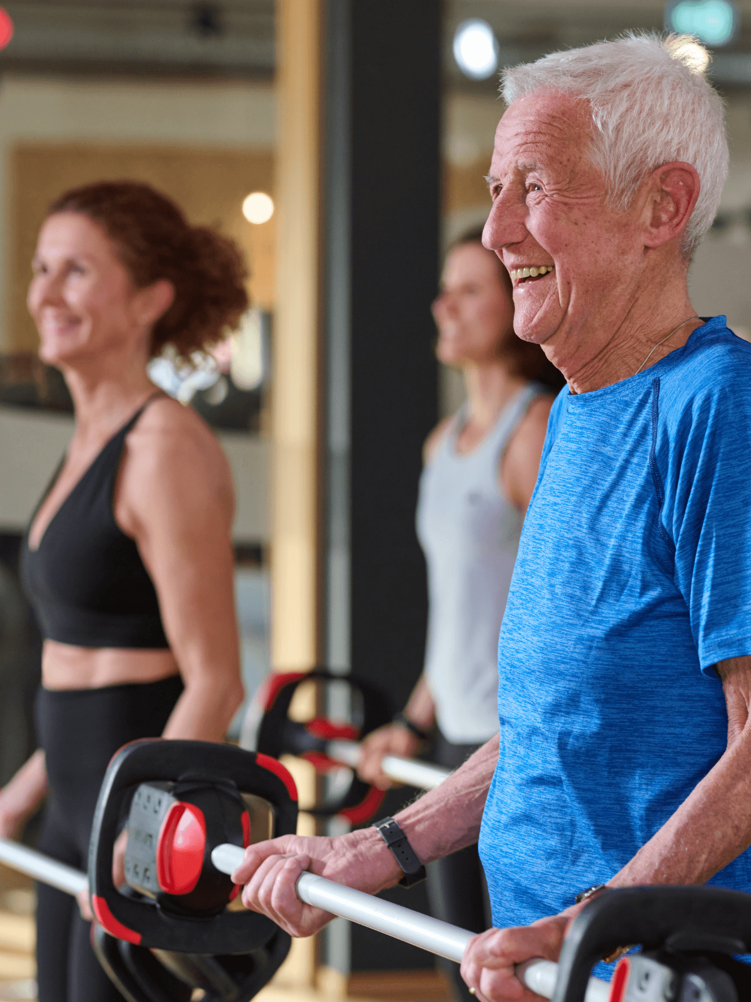 Eine Gruppe von INJOY Mitgliedern nimmt gemeinsam an einem Fitnesskurs im INJOY Fitnessstudio teil.
