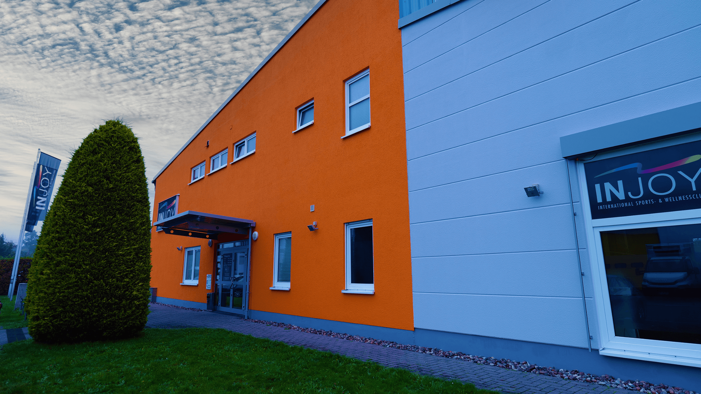 Das INJOY Fitnessstudio Schifferstadt von außen.