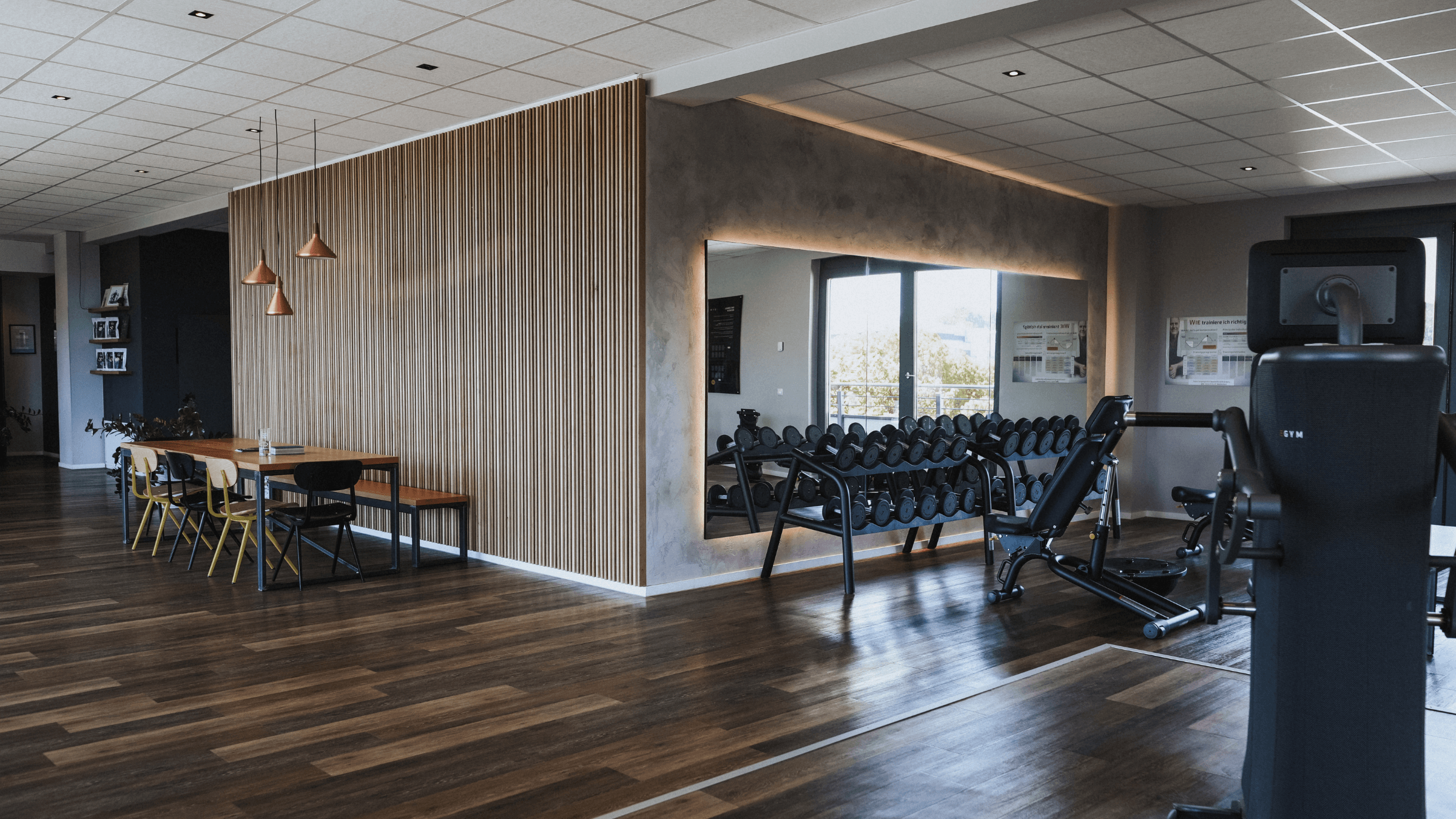Freihantelbereich und Loungebereich im INJOY Fitnessstudio Lüdenscheid.