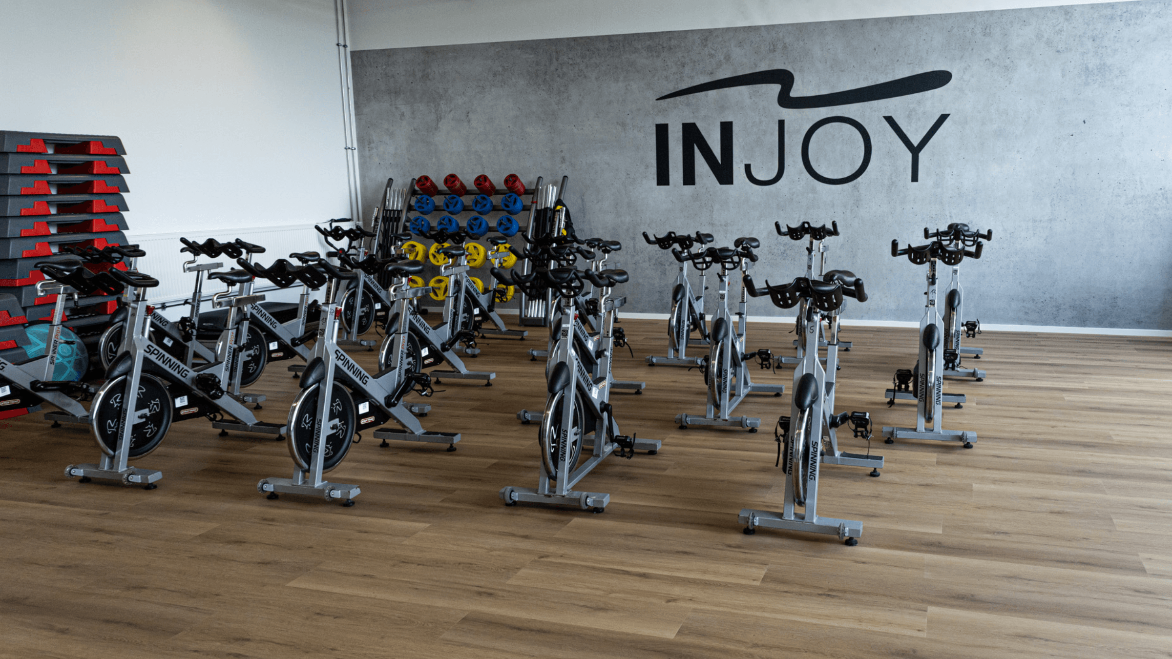 Kursraum mit Spinningbikes im INJOY Gym and Swim Fitnessstudio in Greven.