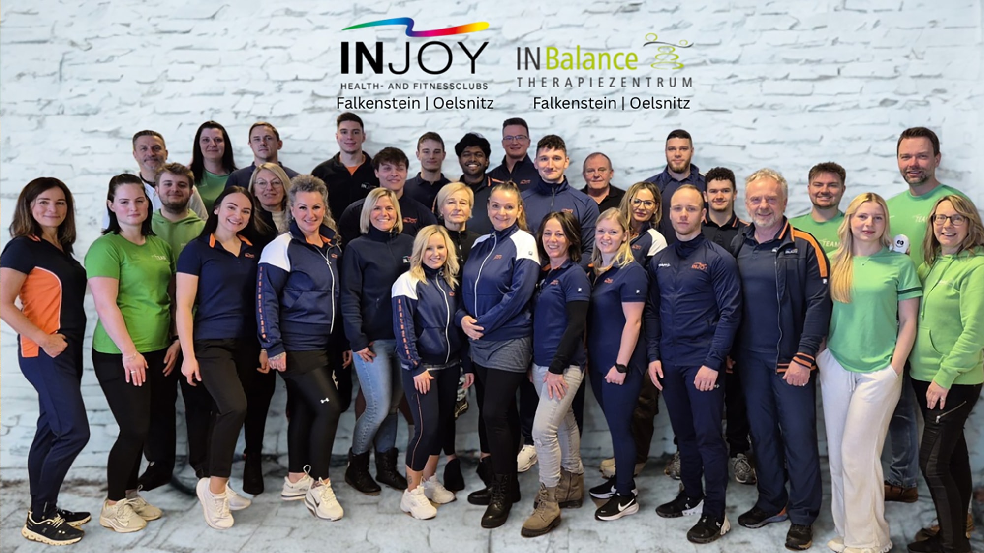 Gruppenbild vom Team im Fitnessstudio in Oelsnitz.