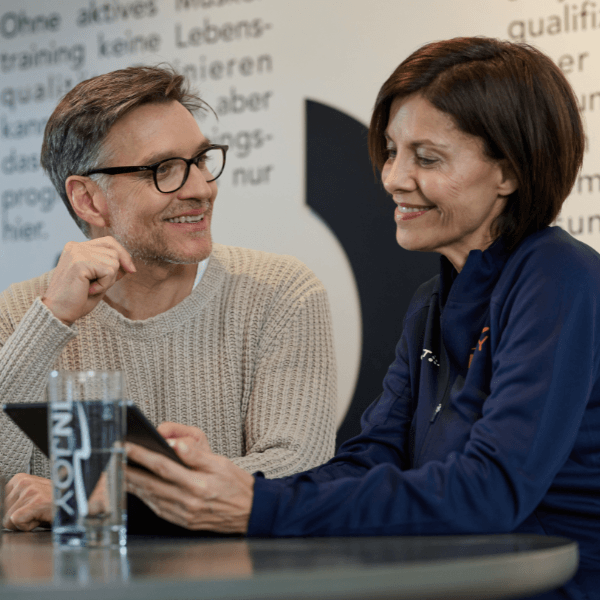 Ein INJOY Mitglied wird von einer INJOY Trainerin zum Thema Ernährung beraten.