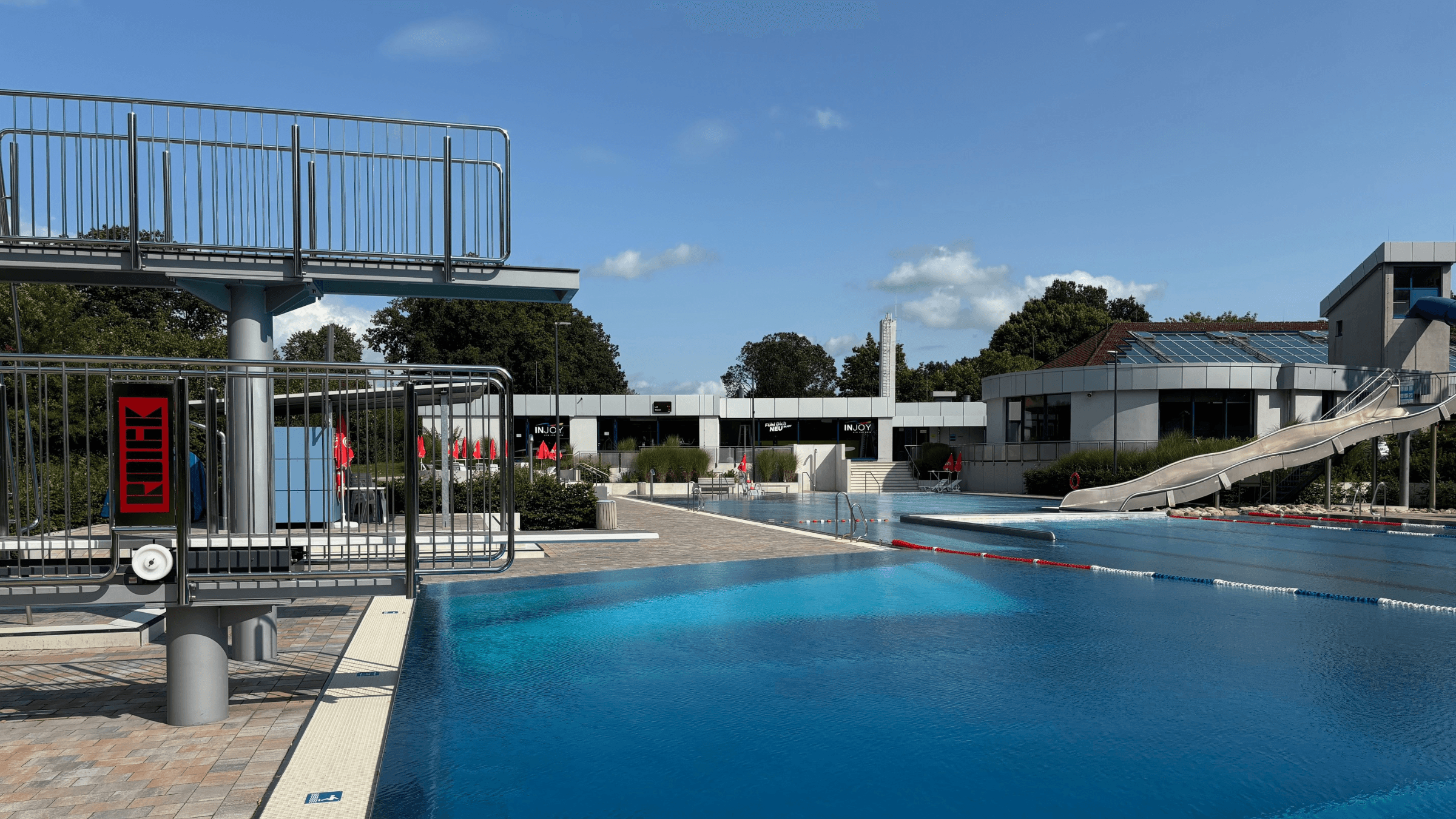 Eine Aufnahme des Außenschwimmbeckens des INJOY Gym and Swim Fitnessstudios Bremervörde.