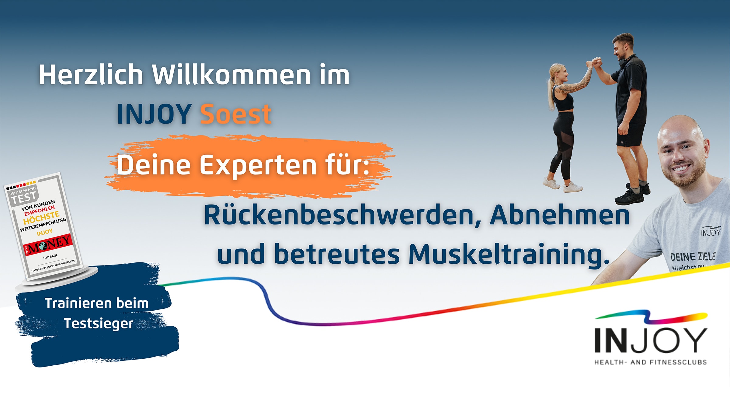 Ein Mann schaut lächelnd in die Kamera, während im Hintergrund zwei Personen sich ein High Five im INJOY Fitnessstudio Soest