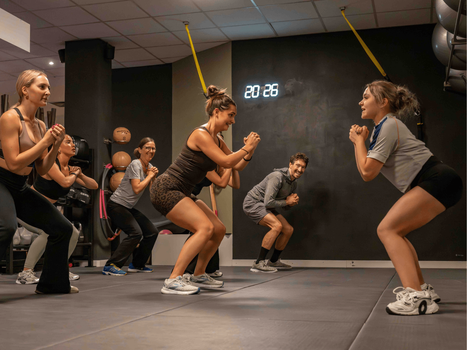 Eine Gruppe INJOY Mitglieder trainiert im Kursraum des INJOY Fitnessstudios Kempten.