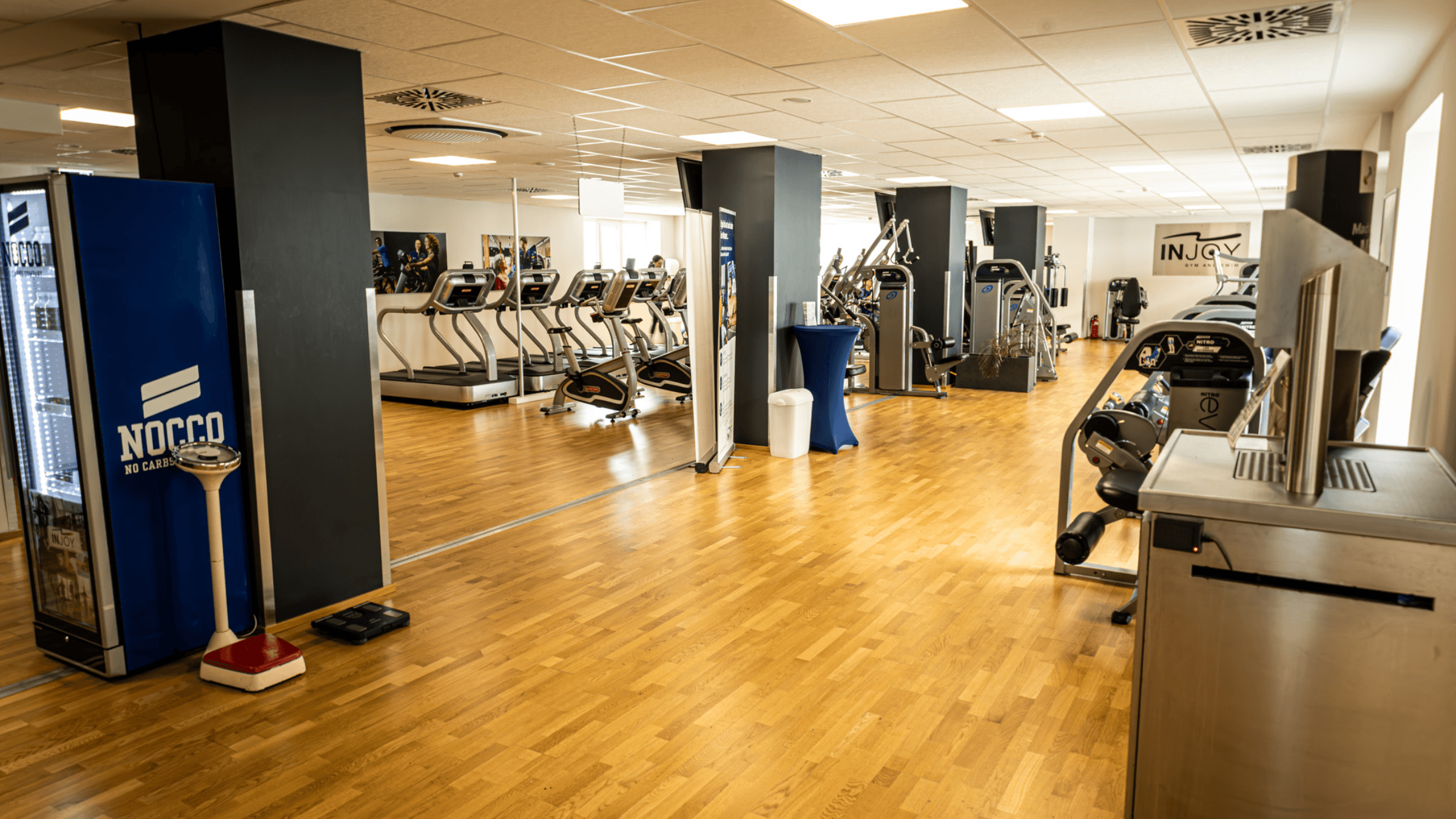 Trainingsfläche und Getränkestationen im INJOY Gym and Swim Fitnessstudio in Pirmasens.