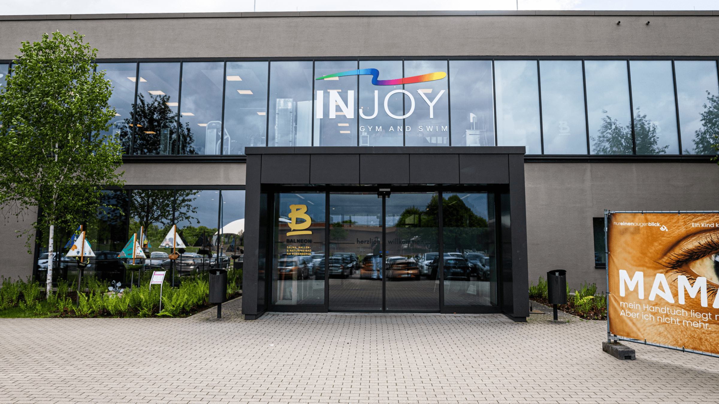Eingang des INJOY Gym and Swim Fitnessstudios in Neustadt.