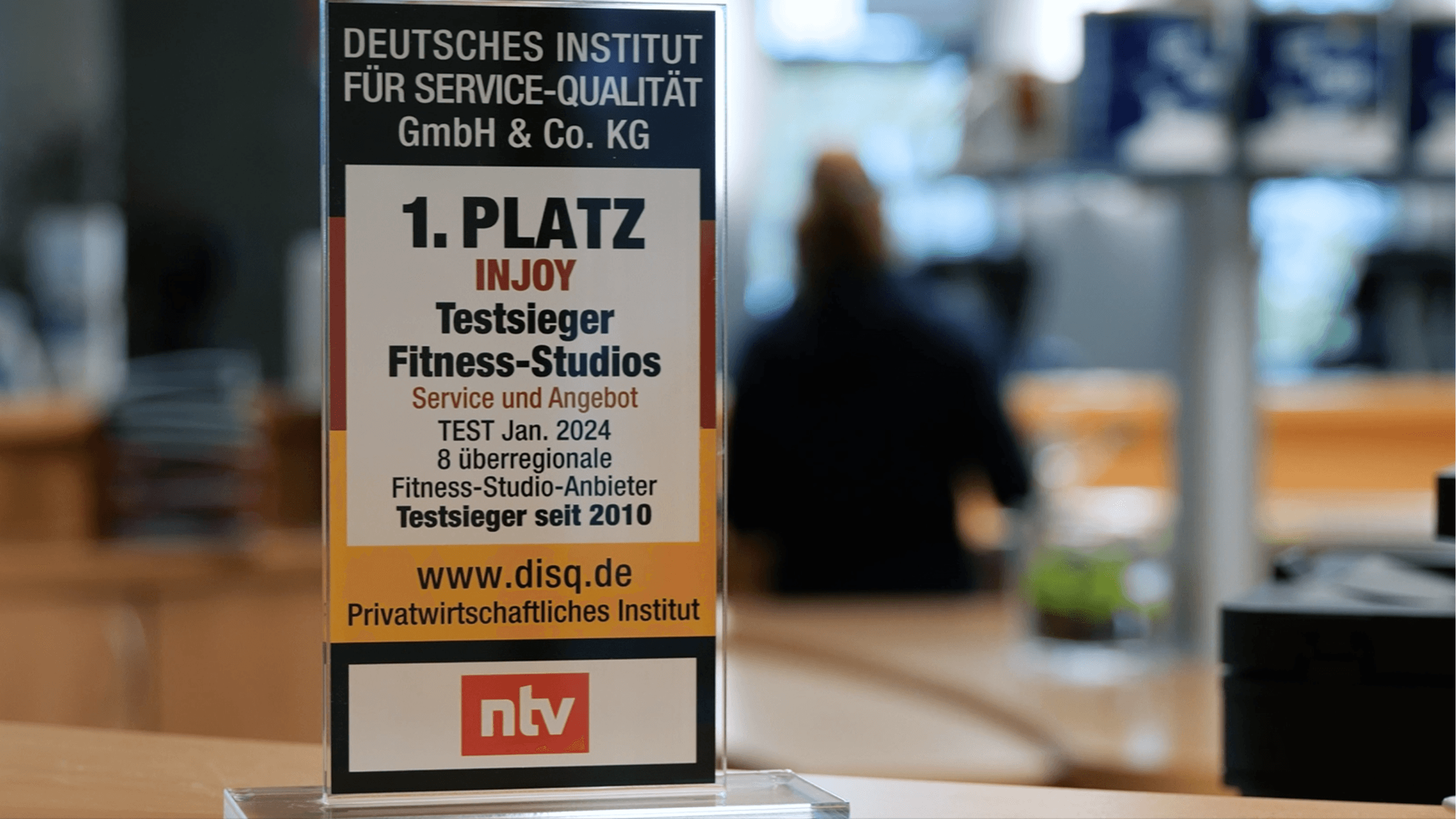 Ein Tischaufsteller im INJOY Fitnessstudio Schwandorf mit der Auszeichnung 1. Platz INJOY Testsieger Fitness-Studios Service und Angebot.
