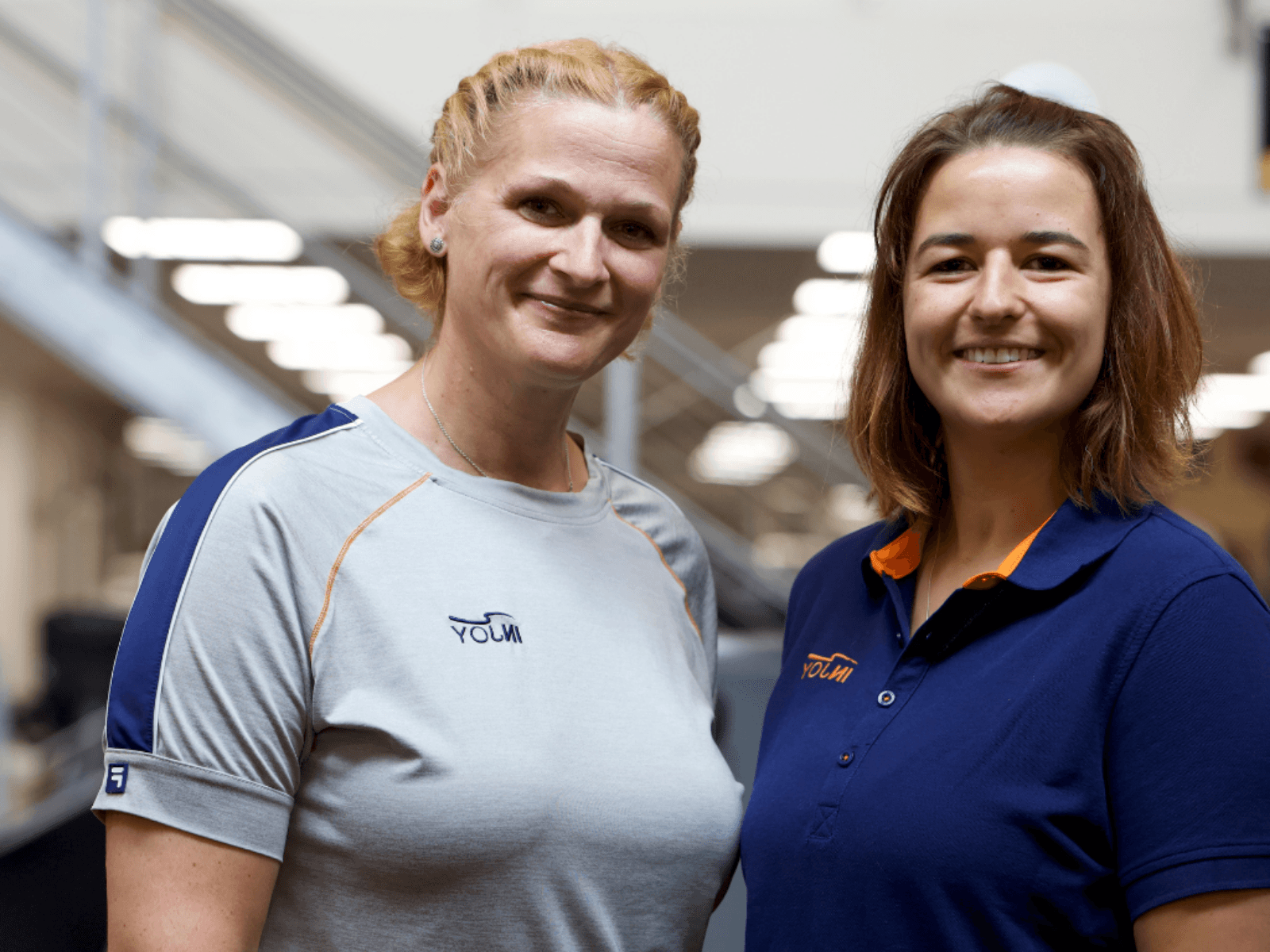 Zwei Frauen lächeln in die Kamera im INJOY Fitnessstudio Dorsten.