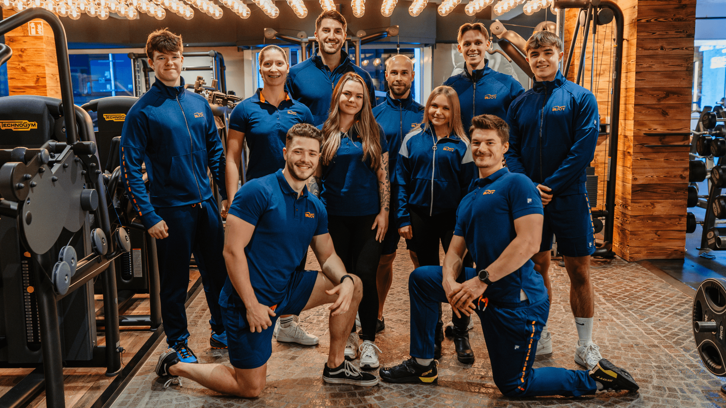 Gruppenfoto vom Trainerteam im INJOY Fitnessstudio Kempten