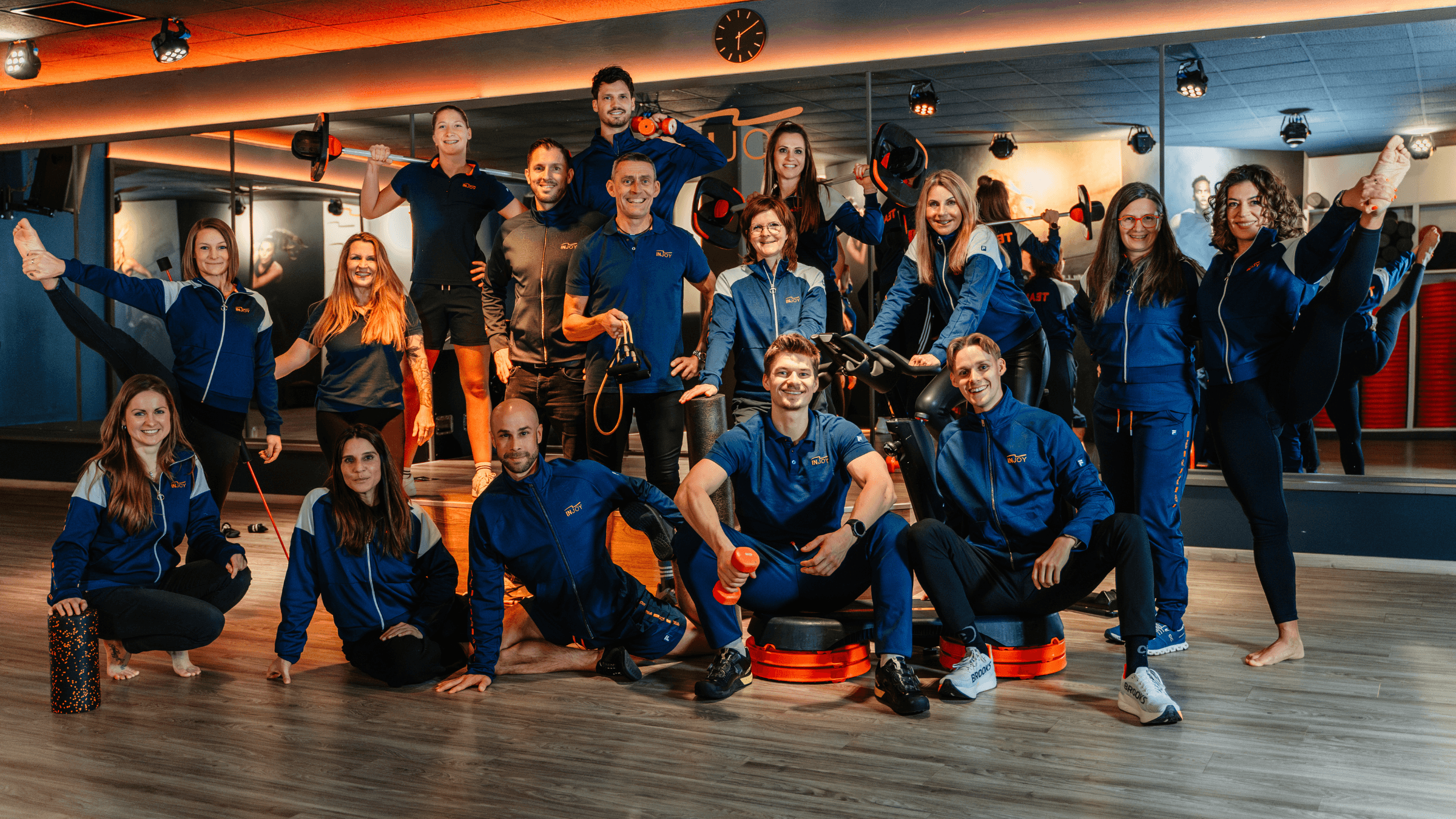 Gruppenfoto vom Trainerteam im Kursraum im INJOY Fitnessstudio Kempten