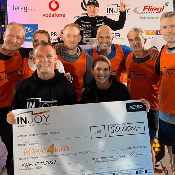 INJOY Mitglieder, die am RTL Spendenmarathon teilgenommen haben, posieren mit einem Scheck in Höhe von 50.000 Euro.