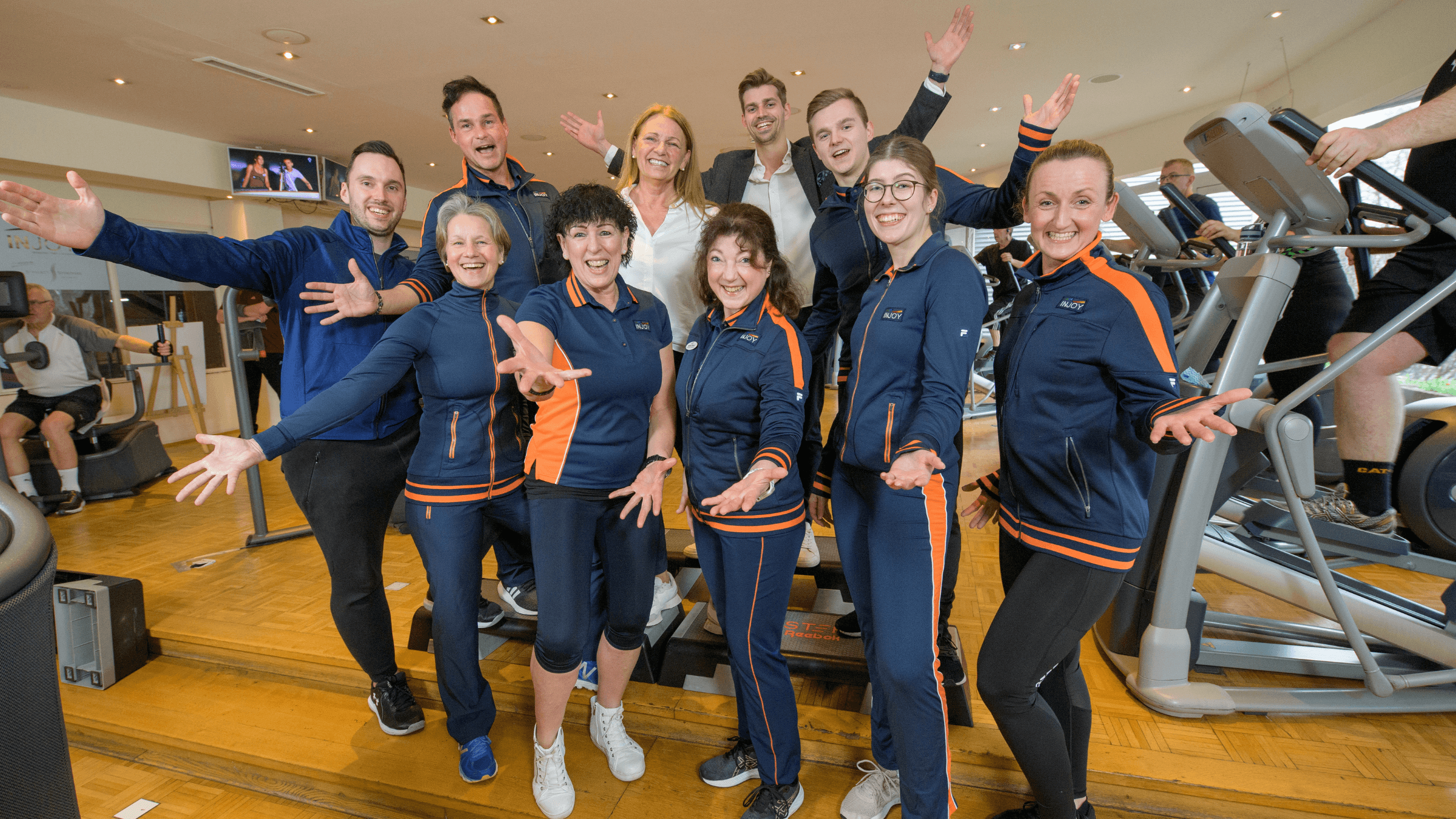Das Team des INJOY Fitnessstudios im Schalker Sportpark posiert für ein freundliches und einladendes Gruppenbild.