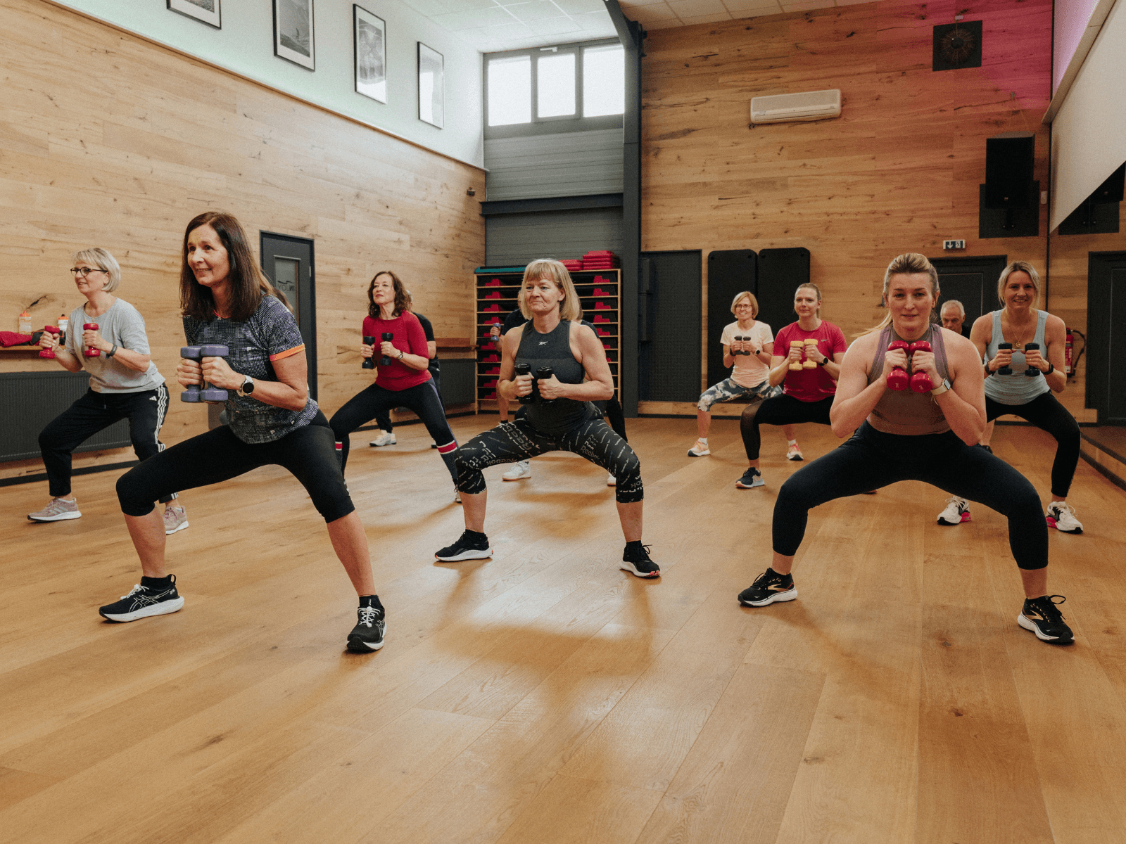 Trainierende Frauen mit Kurzhanteln im Kursraum im INJOY Fitnessstudio Soest