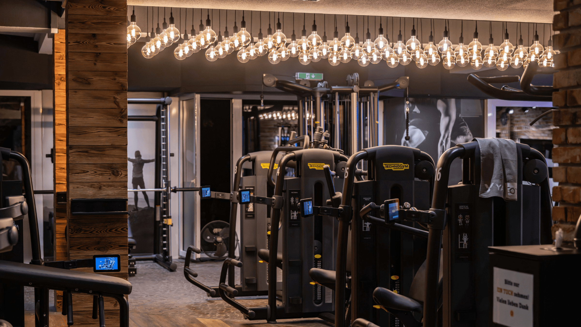 Eine Aufnahme der neuesten Technogym Geräte im INJOY Fitnessstudio Kempten.