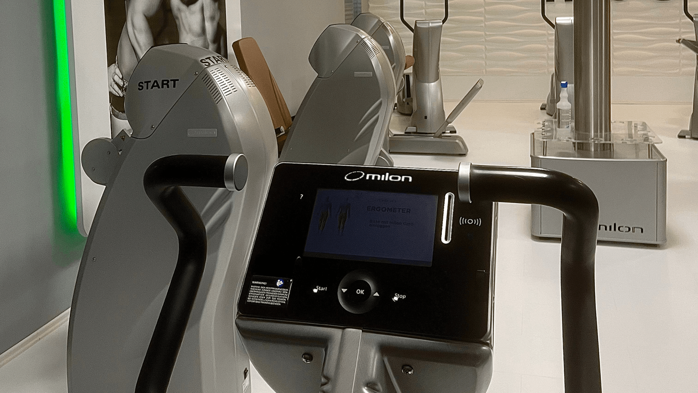 Elektronische Zirkeltrainingsgeräte von der Firma milon im INJOY Fitnessstudio in Neuötting.