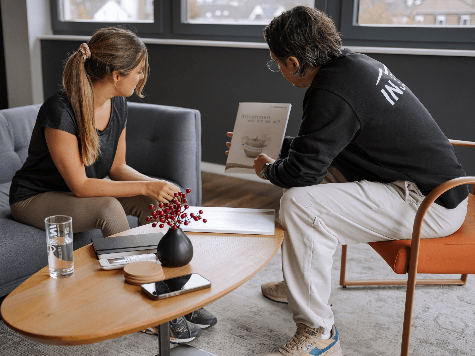 Ein INJOY Trainer berät ein INJOY Mitglied zum Thema Ernährung im Fitnessstudio in Lüdenscheid.