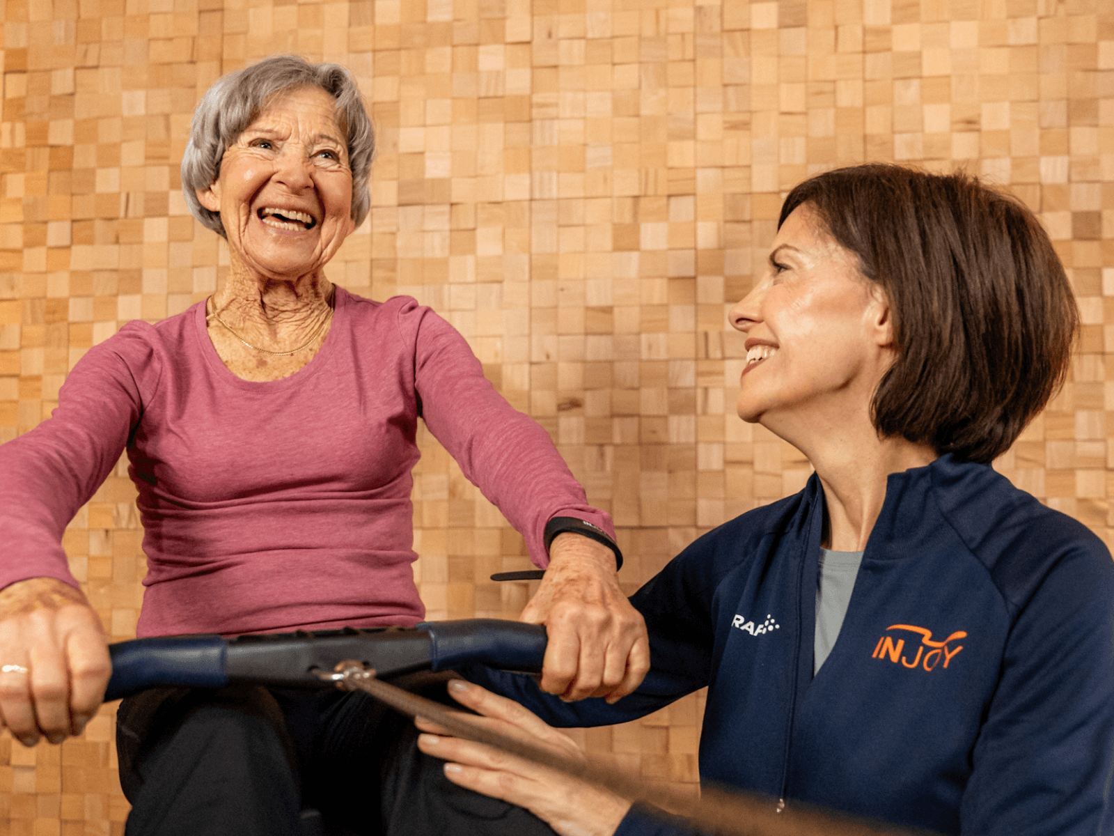 Rehasport, Gesundheitsprogramme und Prävention im INJOY Fitnessstudio – gezieltes Rückentraining und Gelenkgesundheit mit medizinischer Betreuung in angenehmer Studioatmosphäre.