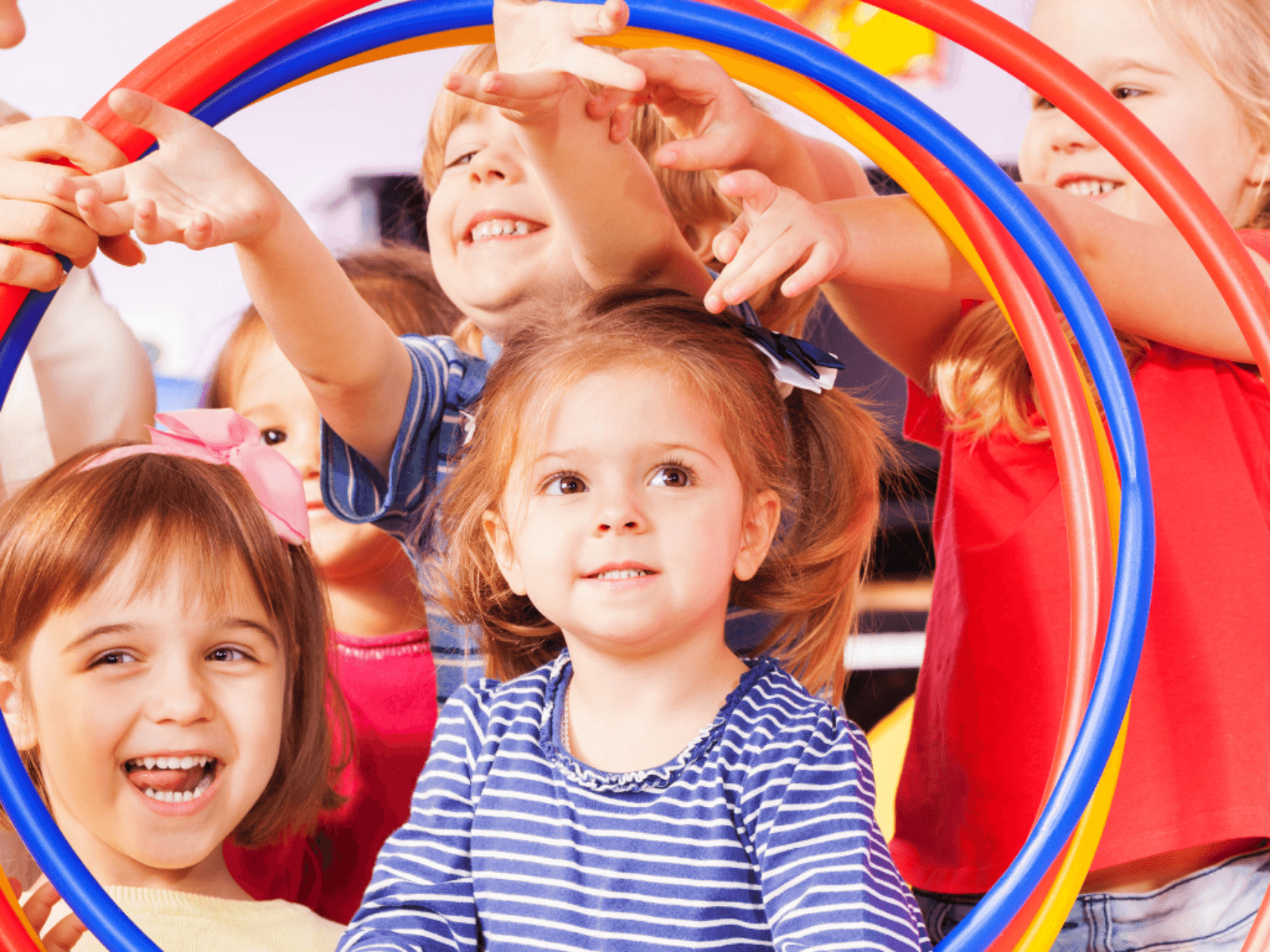 Glückliche Kinder mit Hula Hoop Reifen im INJOY Fitnessstudio Dorsten