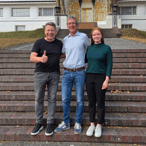 Alexander Benker (GF INJOY QUALITY GmbH), Burkhard Westermann (ehem. Betreiber INJOY Ratingen) und Maren Wöstemeyer (Lafayette Mittelstand Capital) posieren für ein Foto nach der Vertragsunterzeichnung.