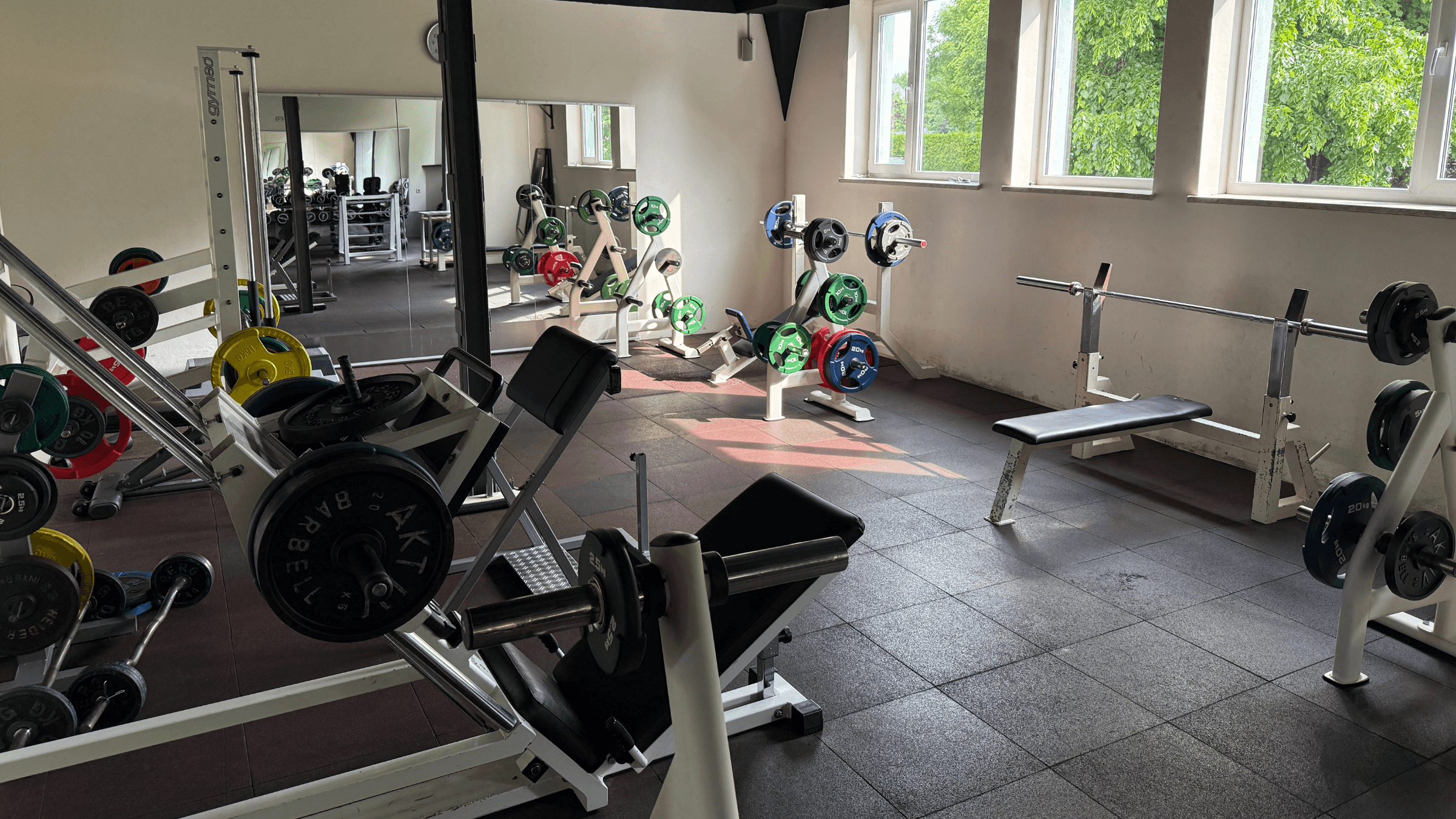 Der Freihantelbereich im INJOY Fitnessstudio Reichenbach. Bankdrücken, Squats, Beinpresse.