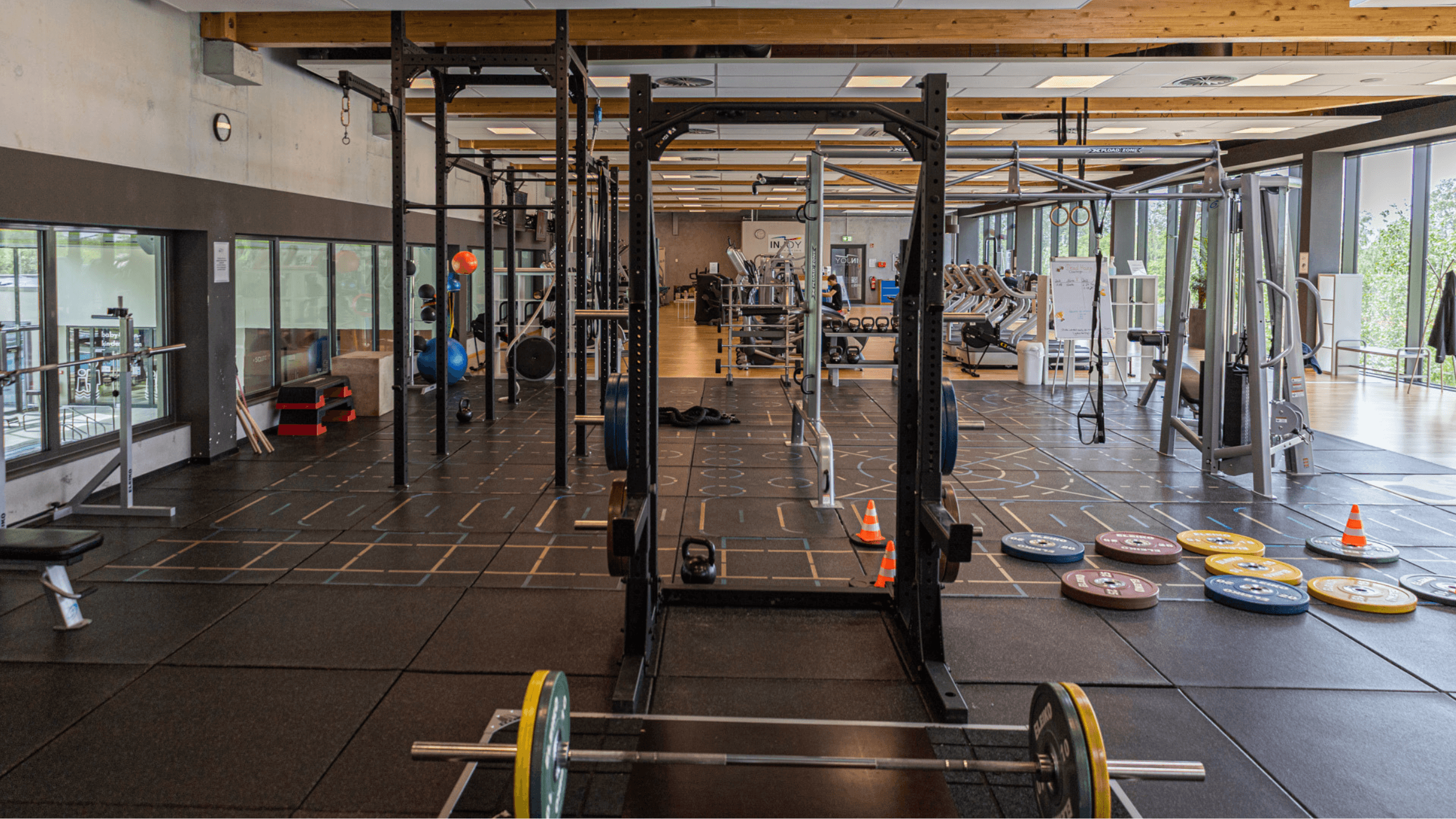 Freie Trainingsfläche im INJOY Gym and Swim Fitnessstudio in Neustadt.
