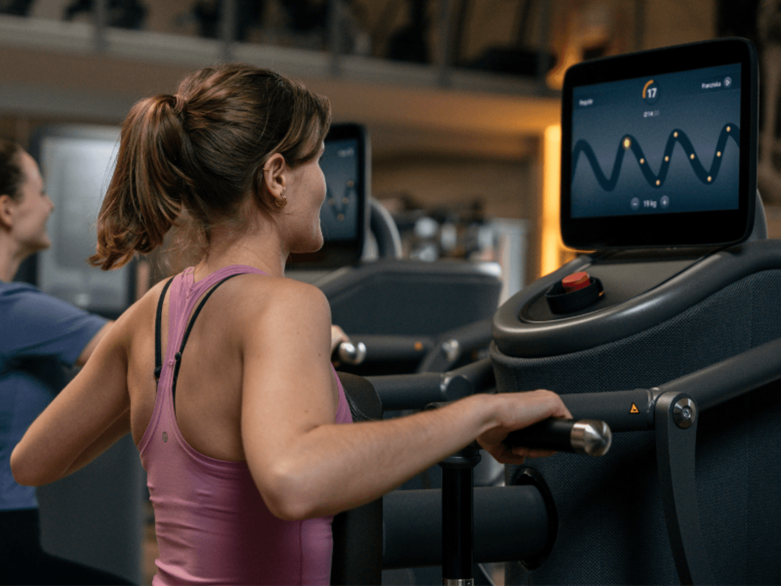 Ein junges Mitglied im INJOY Fitnessstudio Lohne an einem Fitnessgerät.