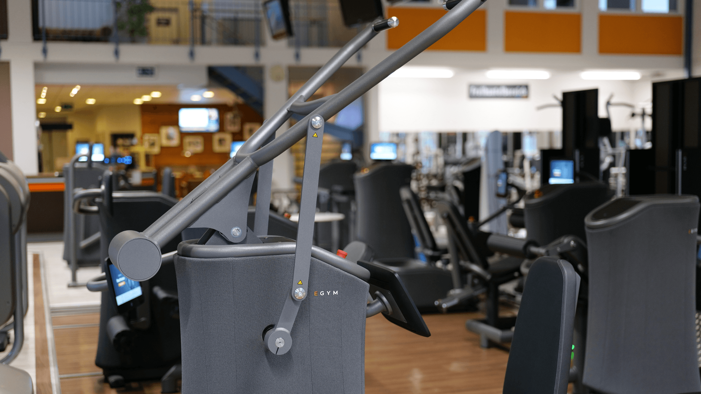 Ein EGYM Trainingsgerät im INJOY Fitnessstudio Schifferstadt.
